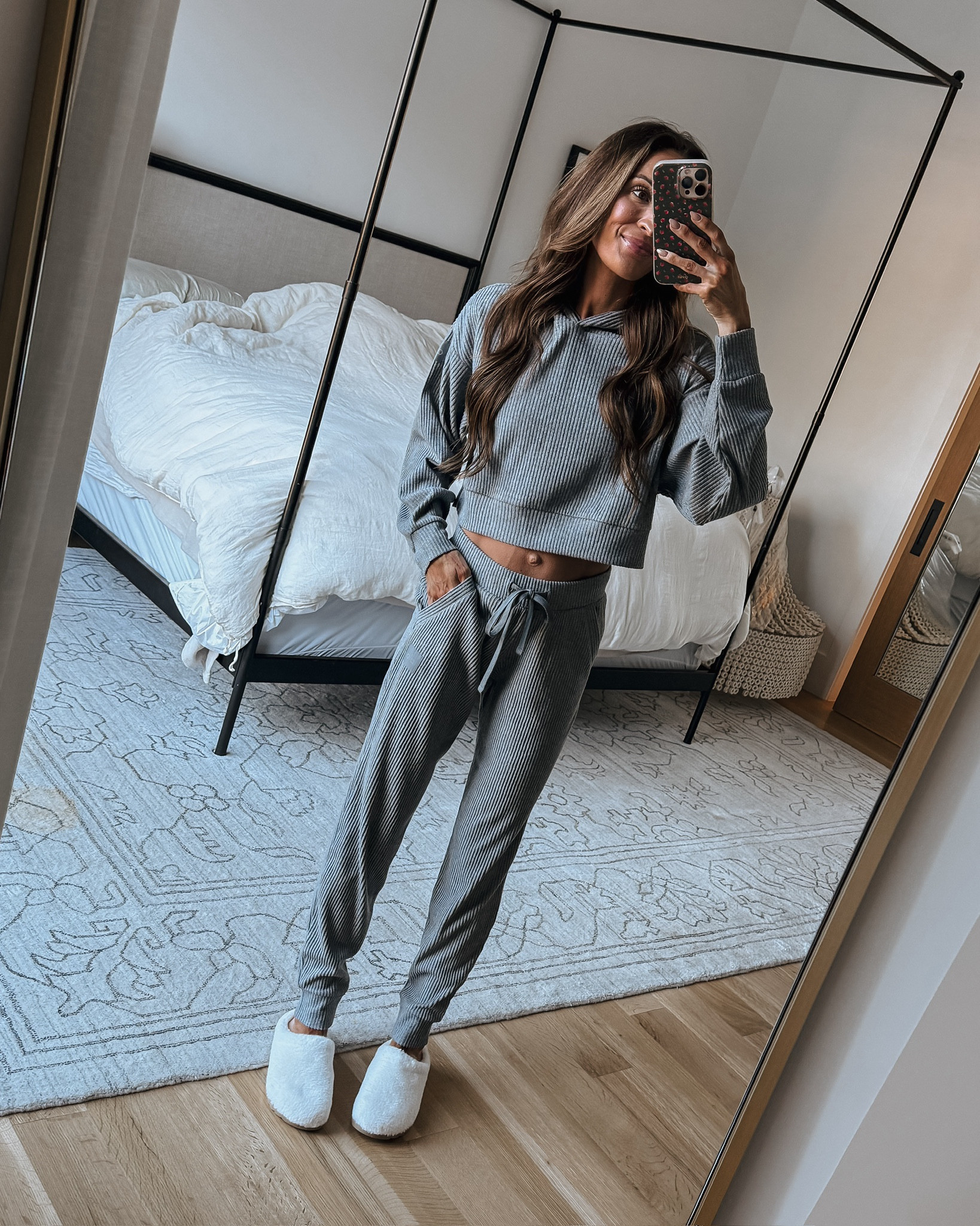 there is just something about a gray, ribbed lounge set 🫶🏻 super soft, lightweight, and versatile! wearing small in both 
@alo #alo #aloyoga #alopartner 