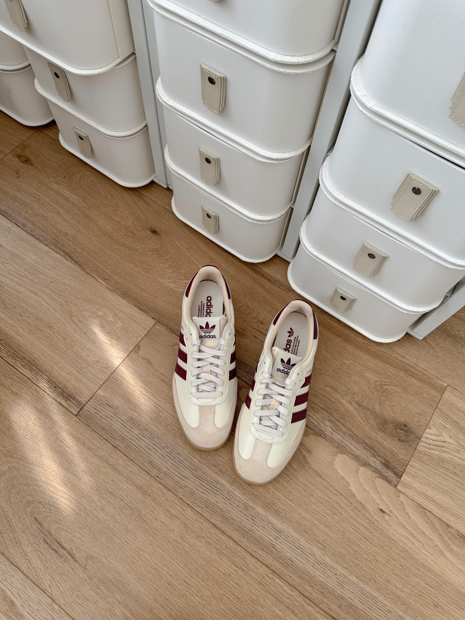 Realised that one of the reasons why I never wore my OG b/w Sambas was because of the high contrast combo. These cream & burgundy ones have been such a nice neutral (and softer colour pairing) - that said, I feel like @netaporter has a really extensive range of colours (from both neutrals, to brights!).

Popped all my favourites below 🥰
