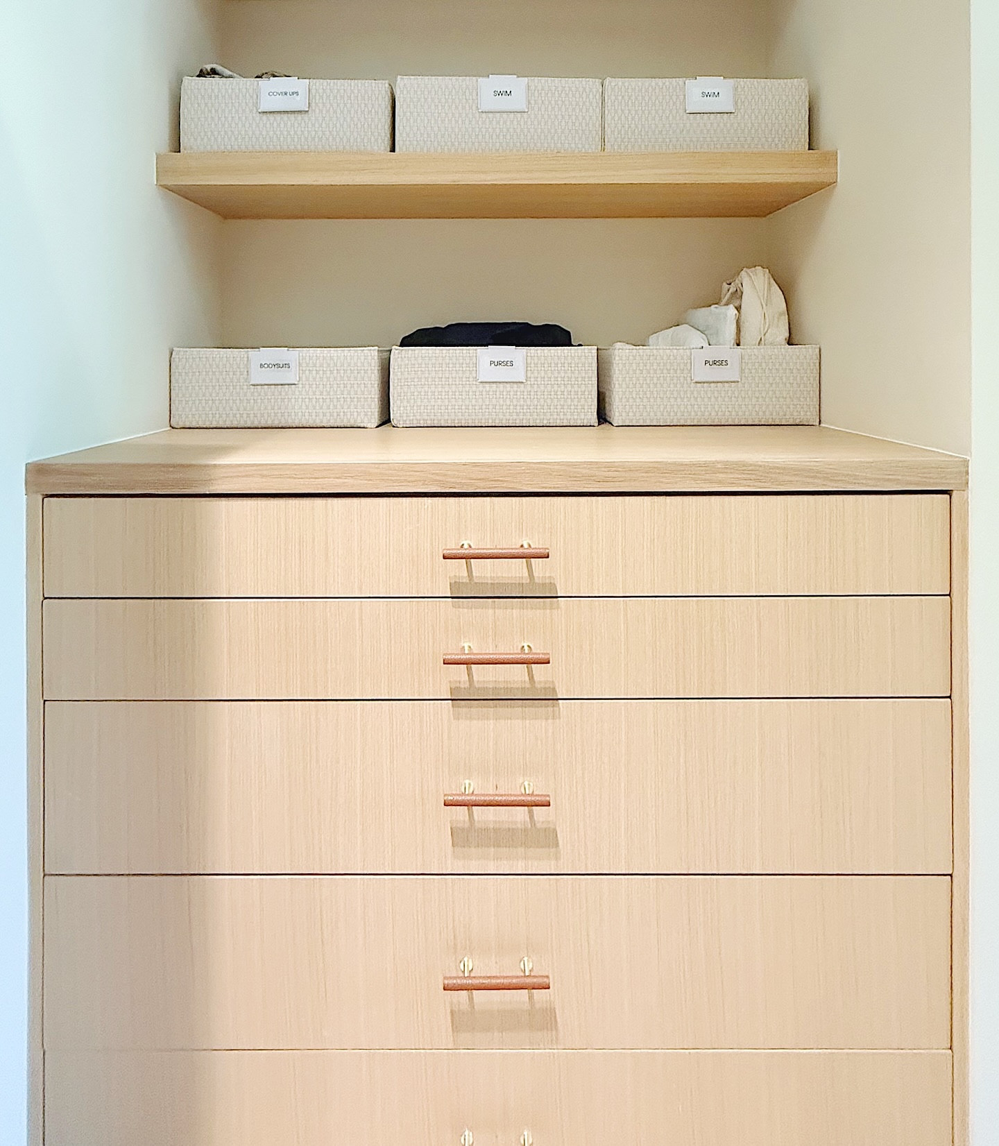 Our client had just moved in and needed her closet set up! With just a little categorization and some cute new bins, we transformed her space into a functional closet where she can get ready daily with ease!✨👗

SWIPE FOR THE BEFORES➡️
•
•
•
#closetorganization #organizedcloset #organizedhome #homeorganization #losangelesorganizer #losangelesorganizers #spacesbyemily #closetorganizer
