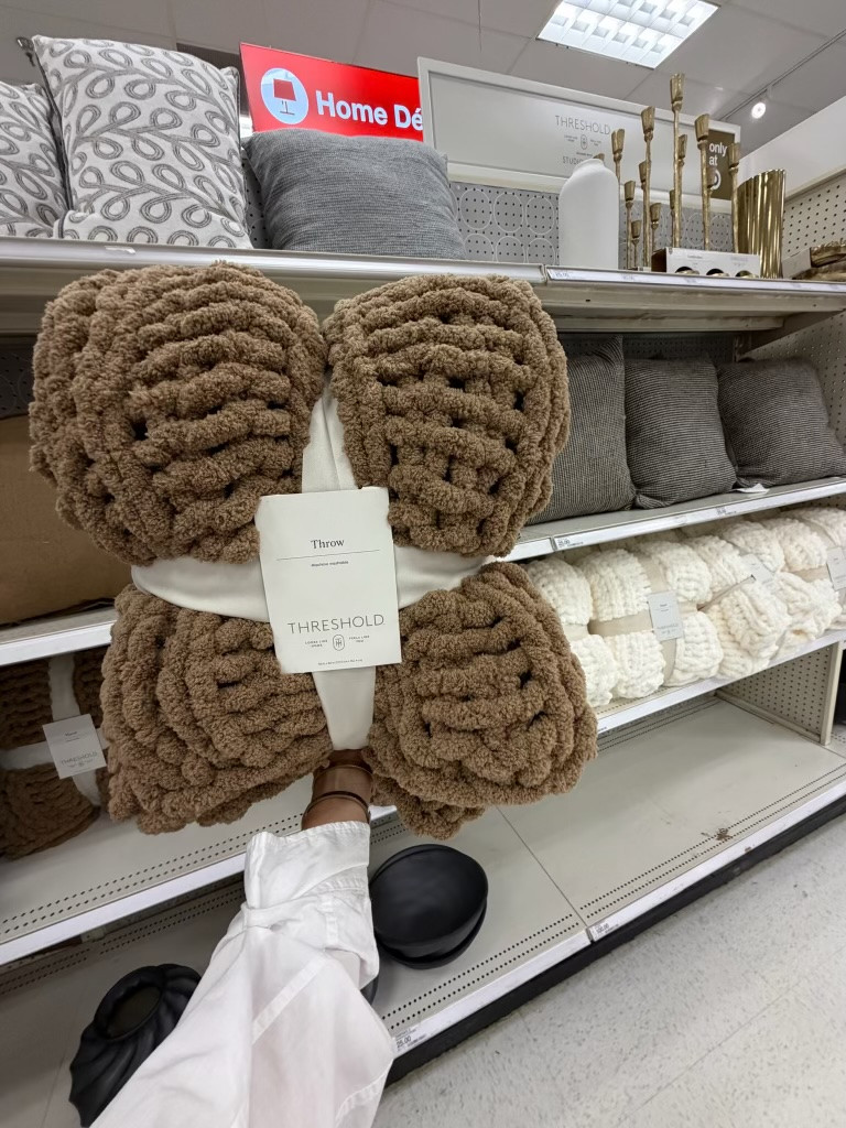 Love a good throw blanket for fall, and Target has so many good ones right now! 

Target home decor, fall home decor, throw blanket, Target finds, fall decorating, home styling 

 

#LTKSeasonal #LTKHome
