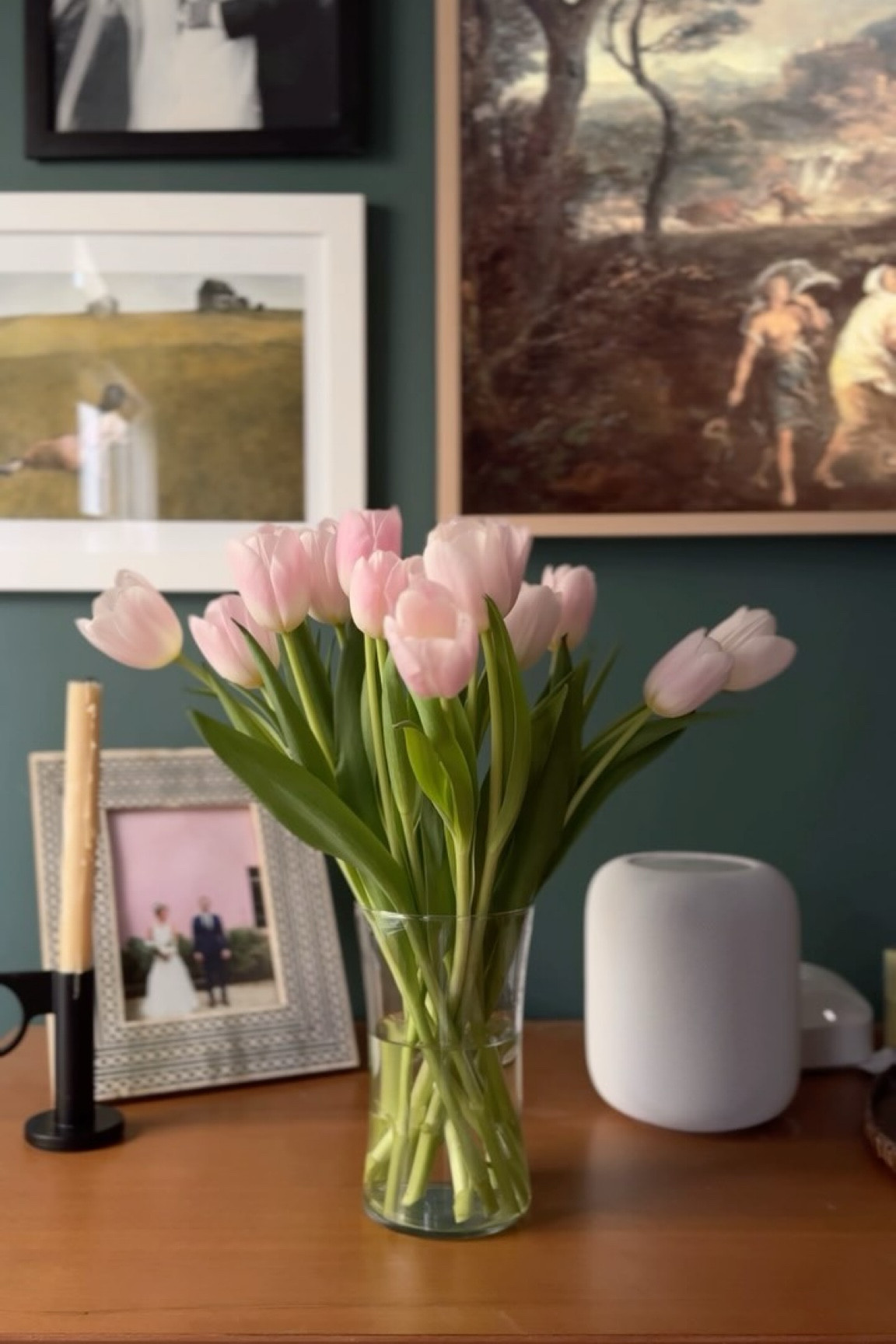 Does anyone else bring their flowers into whichever room you’re spending time in? I’ll bring mine from room to room. Just me?
 #traderjoes #flowers #interiordesign #homedecor