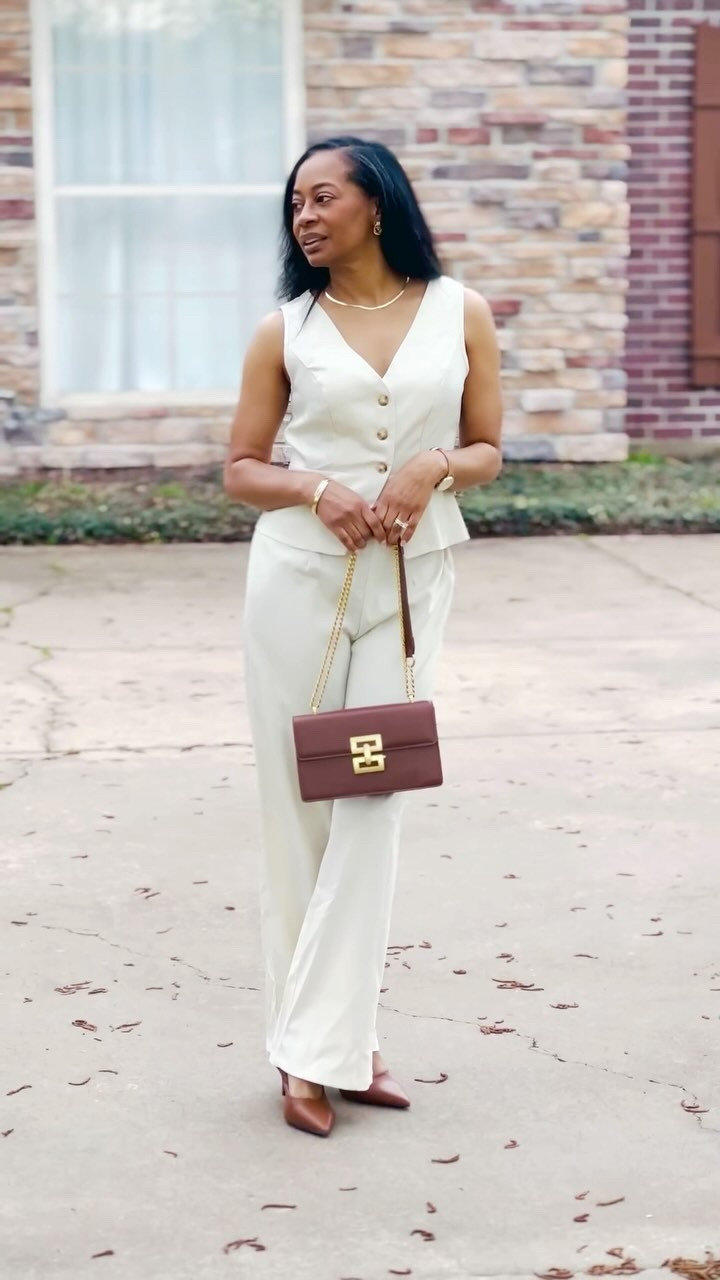 When the sky is moody, let your style shine...Effortless style, no matter the weather!

Gloomy day? No problem. Soft neutrals and classic tailoring keep the look fresh and elevated, no matter the weather. A reminder that effortless elegance is always in season. ☁️✨

Would you wear this look for spring? Let me know below! ⬇️

xoxo, Mystiqua Trinette 

#effortlesselegance #effortlesslychic #midlifefashion #midlifestyle #styleover40 #fashionover40 #ootd #effortlessstyle #elevatedcasual