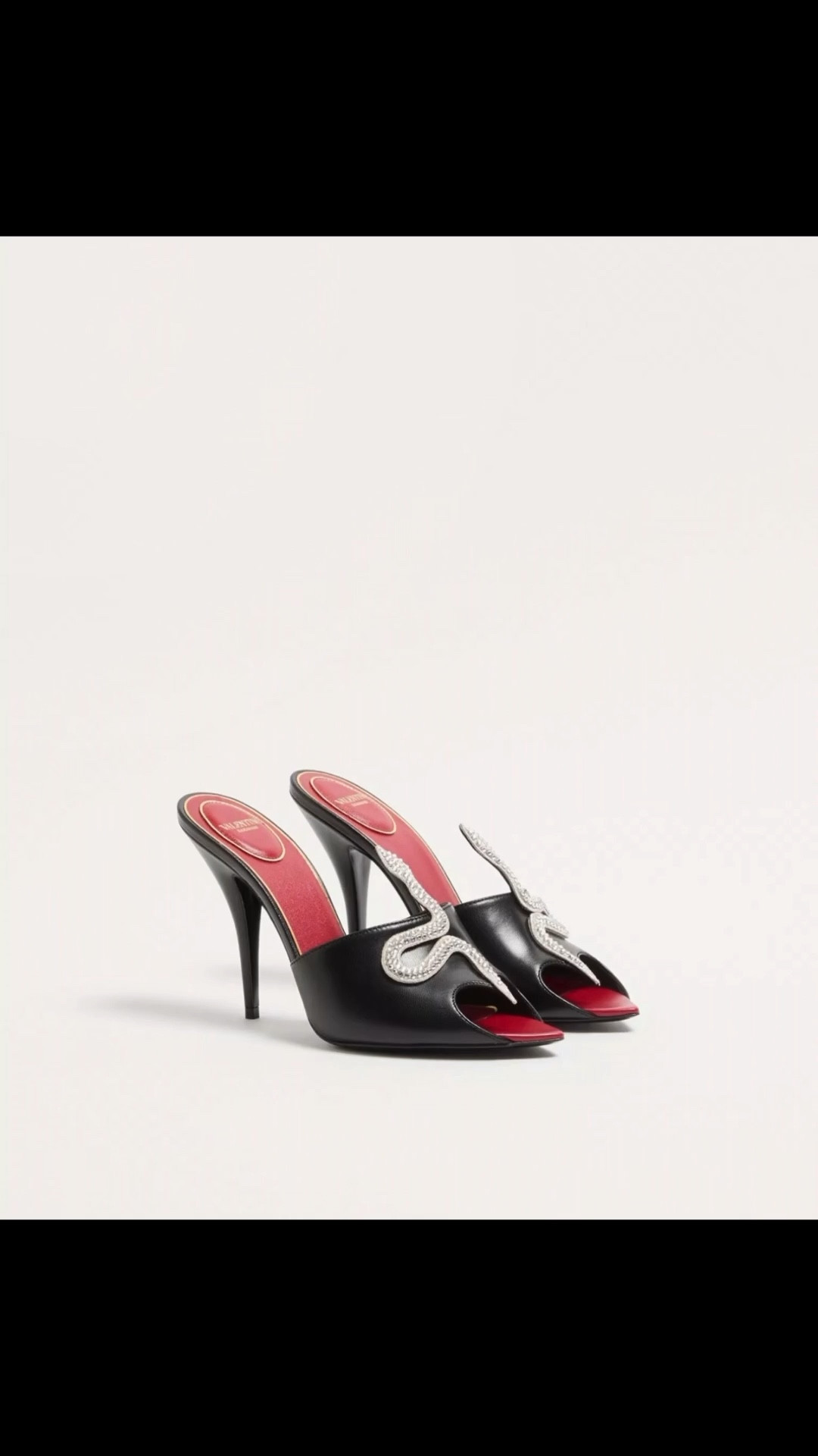 These Strass Snake Mules will start a conversation. #shoelover #heels #mules

#LTKootd #LTKgrwm