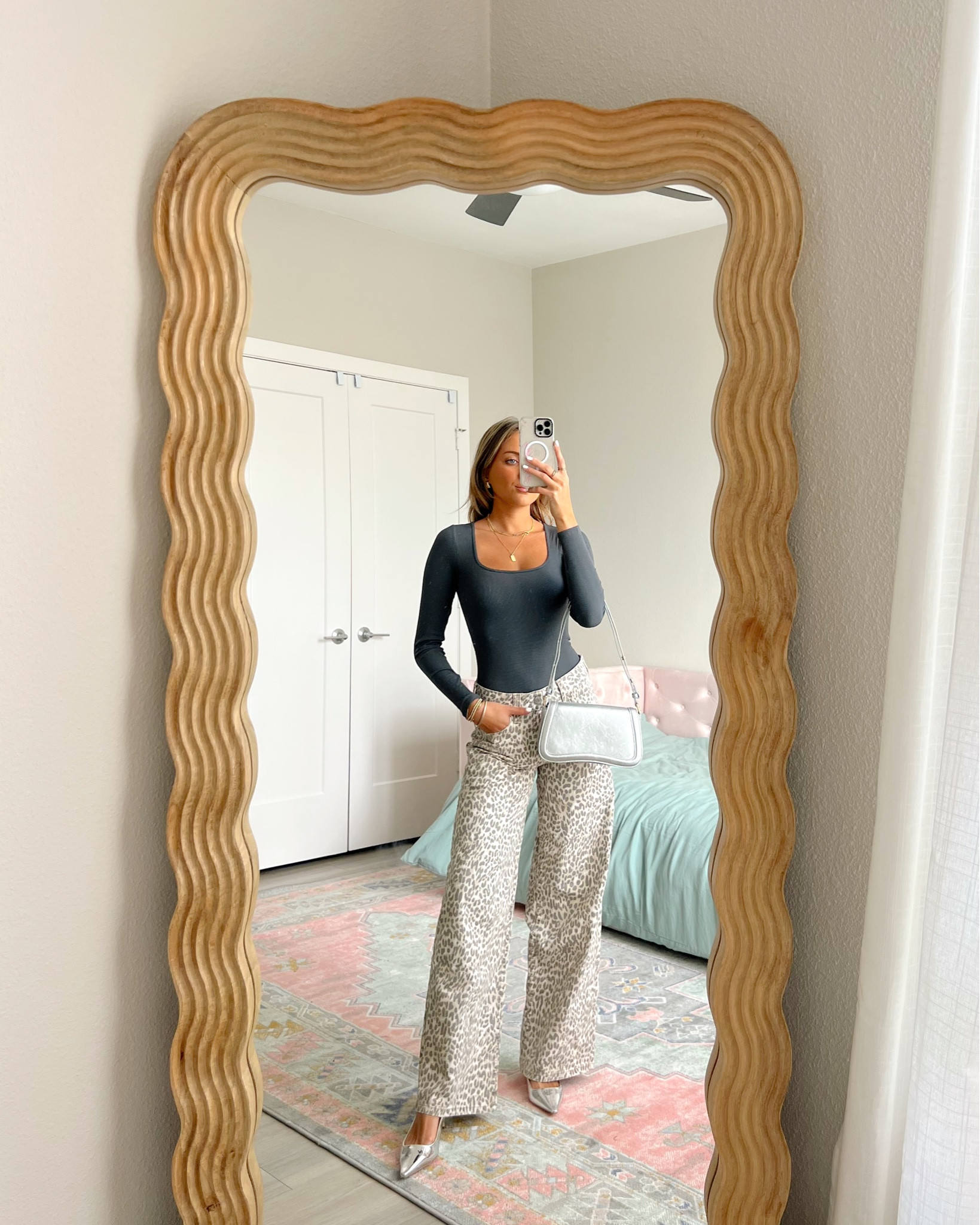 easy causal outfit idea from Hollister. code HCOMCKENZ for an extra 15% off. wearing a 00 long in these straight leg jeans 💕👖 cutest night out outfit 