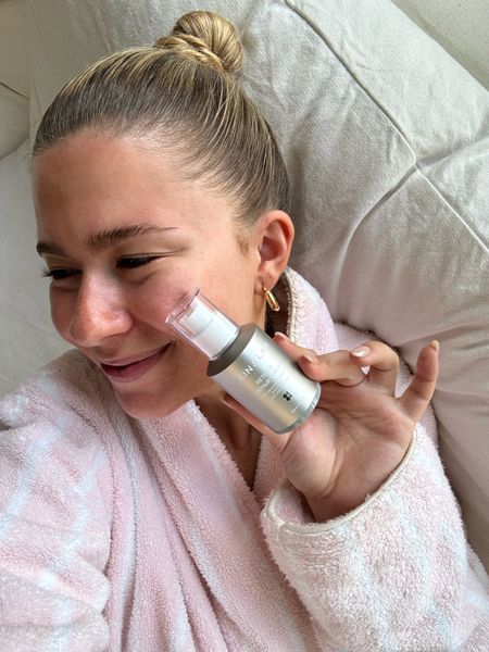 Officially beginning my retinol journey with this Retinol Repair Serum from SKIN&LAB!! It is made for newcomers to retinol and those with sensitive skin!