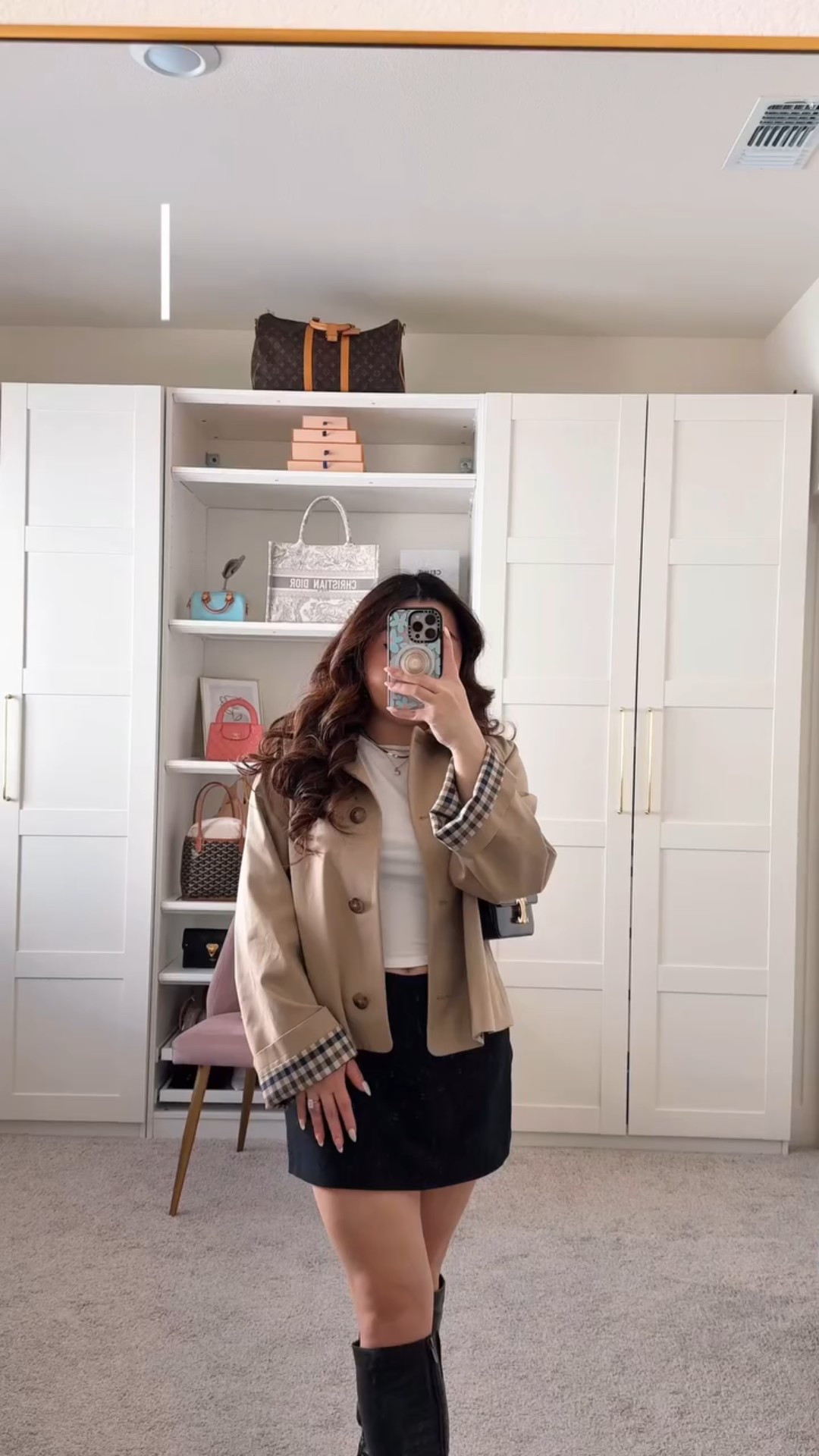 Okay you right I have no business wearing a trench coat in California but tell me why this cropped Bobby trench coach from @sezane looks good on everyone ??
.
:
.
 #designerhandbags #luxurylifestyle #luxuryfashion #handbagreview #fashiontrends #celine #sezane #sezanelovers