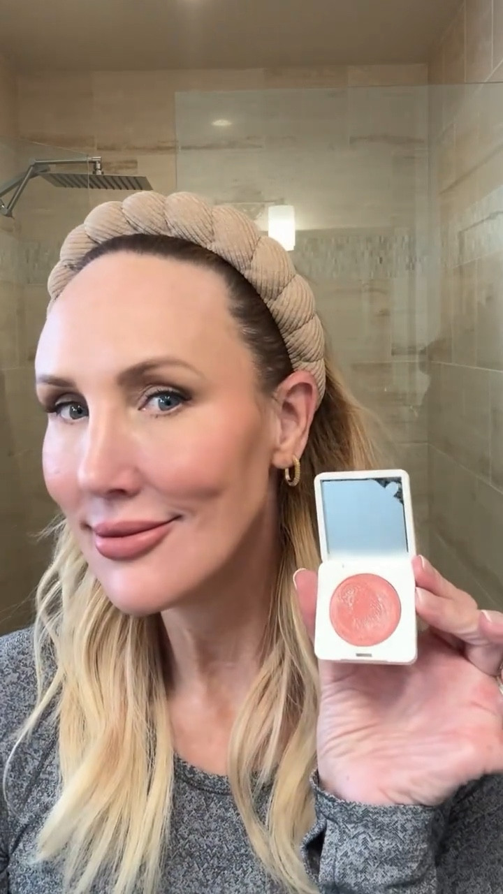 This blush is GORGEOUS! Summer Fridays Blush Butter Balm in Soft Strawberry 😍 

#blush #creamblush #makeup #makeuptips #makeupover40 