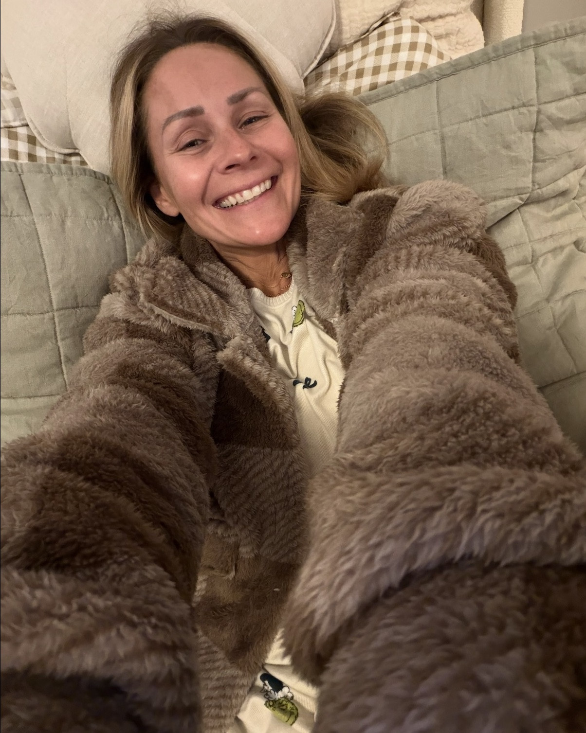 Slow Saturday energy only 🤍
If your weekend looks anything like this — coffee in hand, cozy layers, and a little self-care — I’ve linked my current favorites that make mornings feel so much better.
What’s your non-negotiable Saturday ritual? ☕️✨