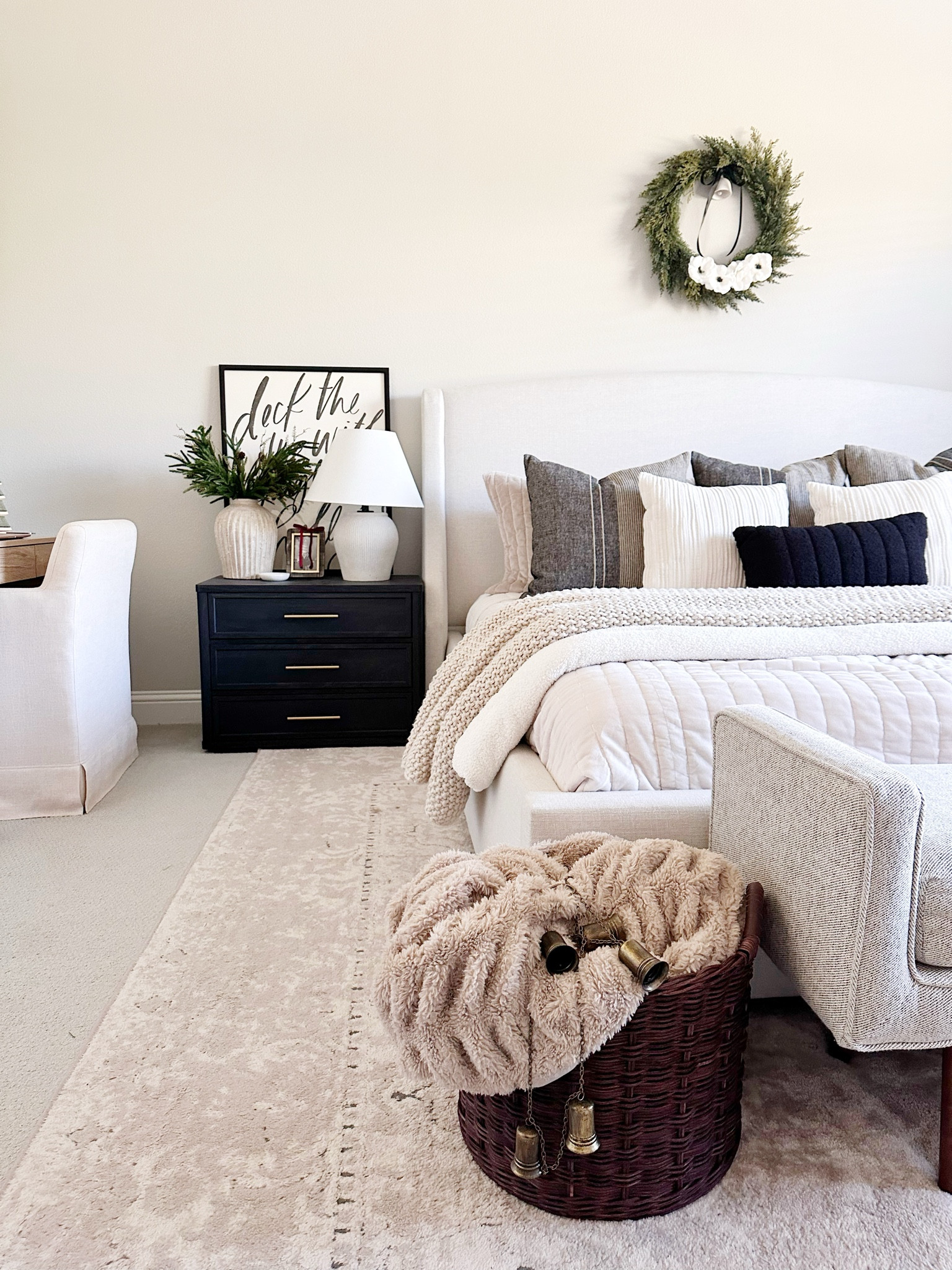 Holiday bedroom style 🖤🤍✨

#LTKStyleTip #LTKHoliday #LTKHome