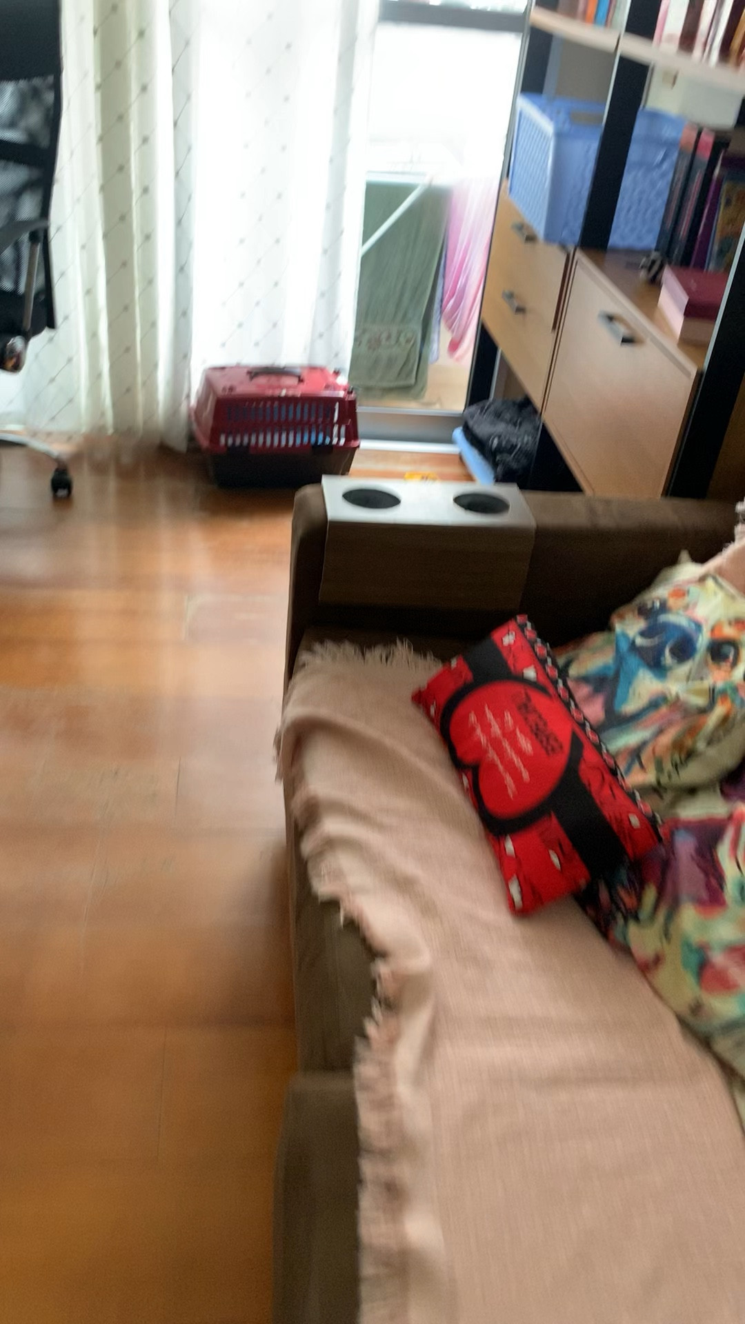 Quando era mamãe de primeira viagem: comida e areia juntos.
Hoje já sabemos.
Areia num canto, água em outro e ração em outro. 

#LTKwinter #LTKbrasil