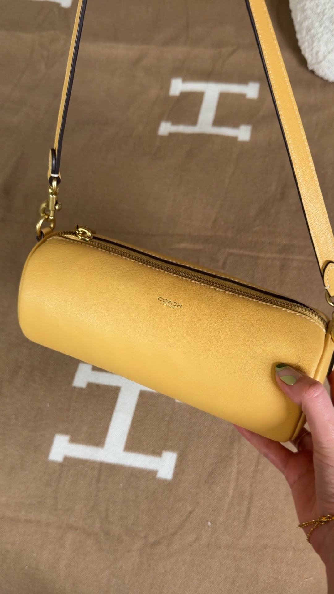 I’m calling it, pale yellow and green are going to be the colors of the season 😍 I just picked up this new Coach bag yesterday and I love the vanilla/butter yellow color. It’s going to be so pretty for spring and summer, especially combined with the battle bag trend 💛

This is the Coach Barrlw bag in the color vanilla with brass hardware which is such a beautiful combination. She’s made out of full grain leather so feel so soft and luxurious. Definitely a high quality bag for just under $200 👜

She can be worn as a shoulder bag which I think looks best with this style but also comes with a crossbody strap 