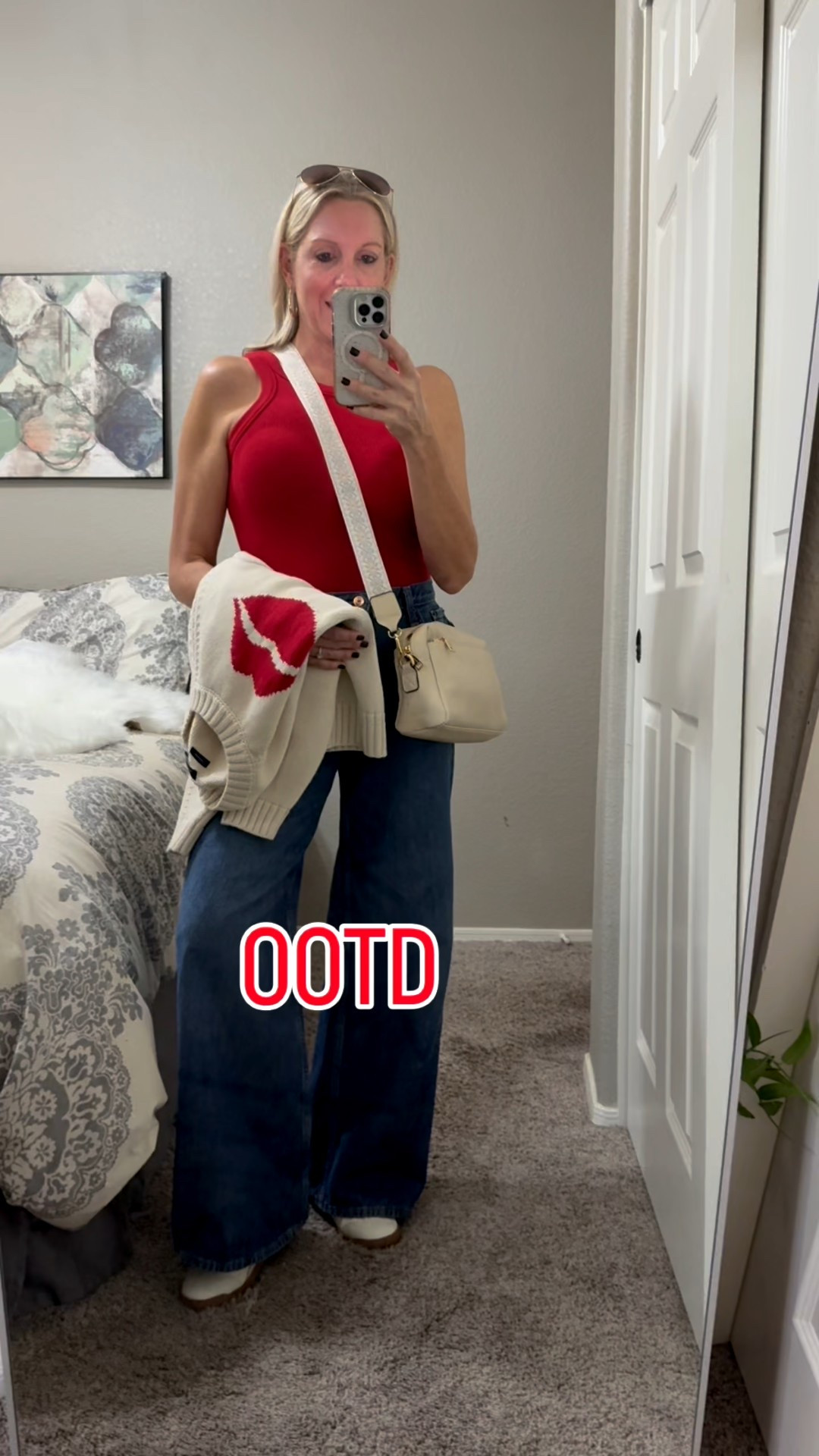 Football Mom OOTD…too bad the tournament was cancelled last minute! 

Baggy jeans (2/25) @gap
Lips sweater (S) @gap
Puma tennies (7) @amazon
Side pouch purse @amazon
Sunnies @amazon 