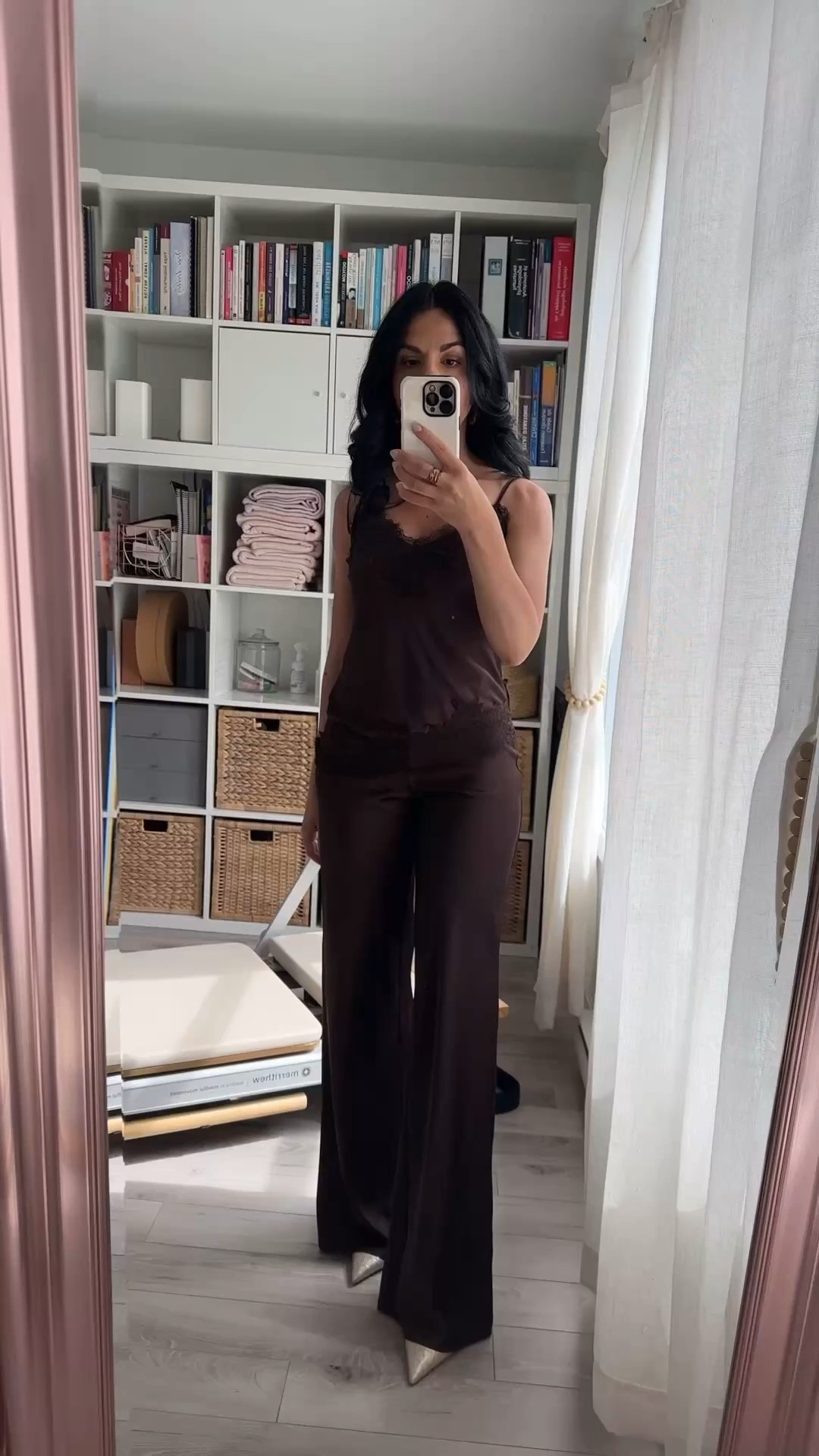 La tendance pyjama en satin, on aime ou pas? 🤎

#LTKcanada #LTKpetite #LTKdatenight