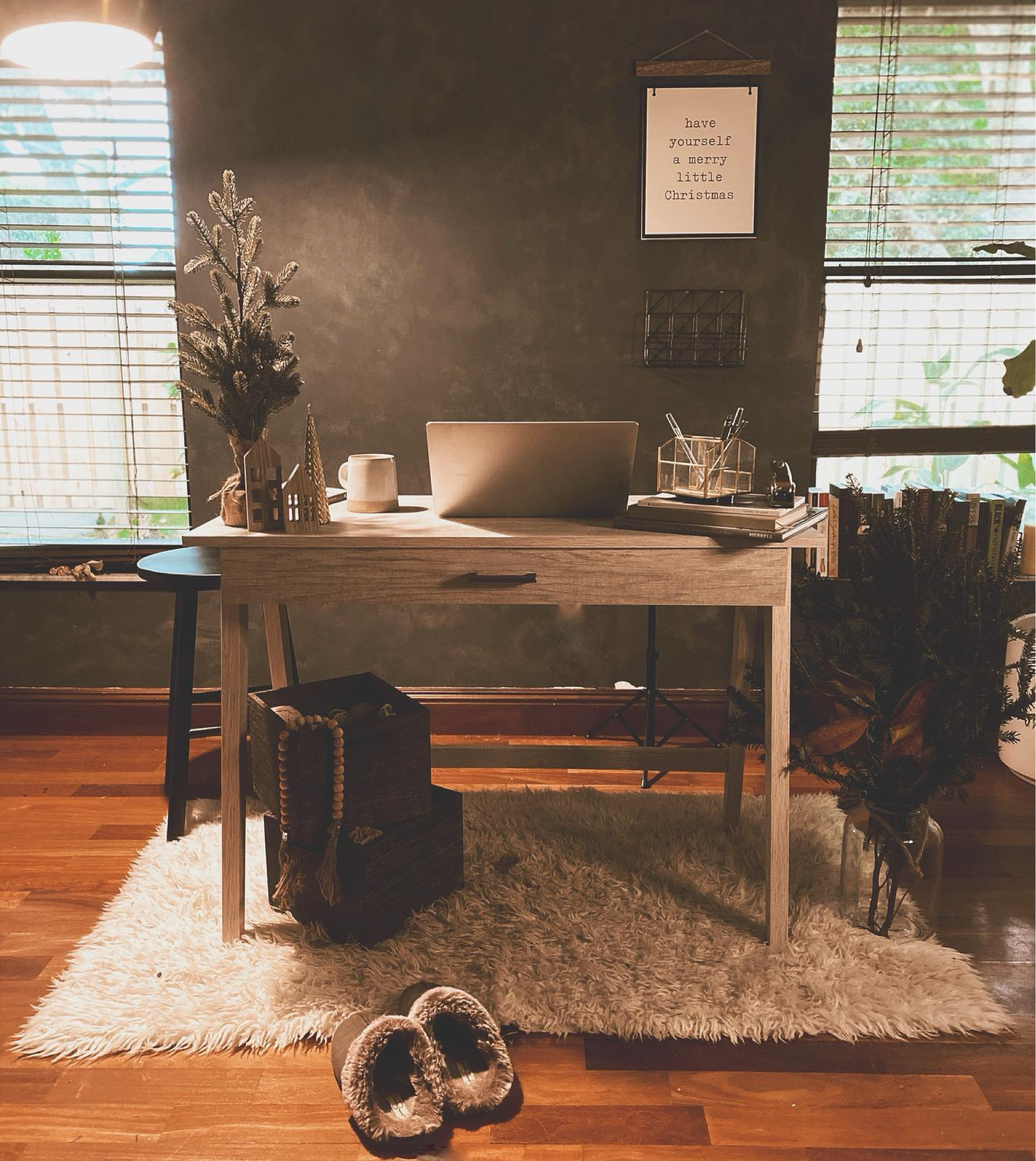 Little home offices fill my heart 
.
.
#office #homeoffice #homedecor #target #targetstyles #christmas #christmasdecor #rugs #desks #whitedesk #christmasbranches #boxes #woodgarland #hearthandhand #magnolia