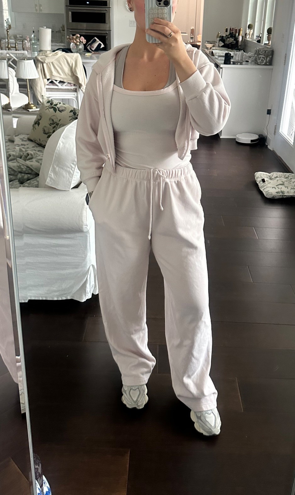 SKIMS set in barely pink 🩰🤍 sold out but linking similar 


SKIMS COTTON FLEECE SHRUNKEN ZIP UP HOODIE

SKIMS COTTON FLEECE CLASSIC STRAIGHT LEG PANT

#LTKootd #LTKFindsUnder100 #LTKdayinmylife