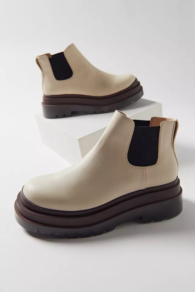 UO Dana Short Chelsea Boot | Urban Outfitters (US and RoW)