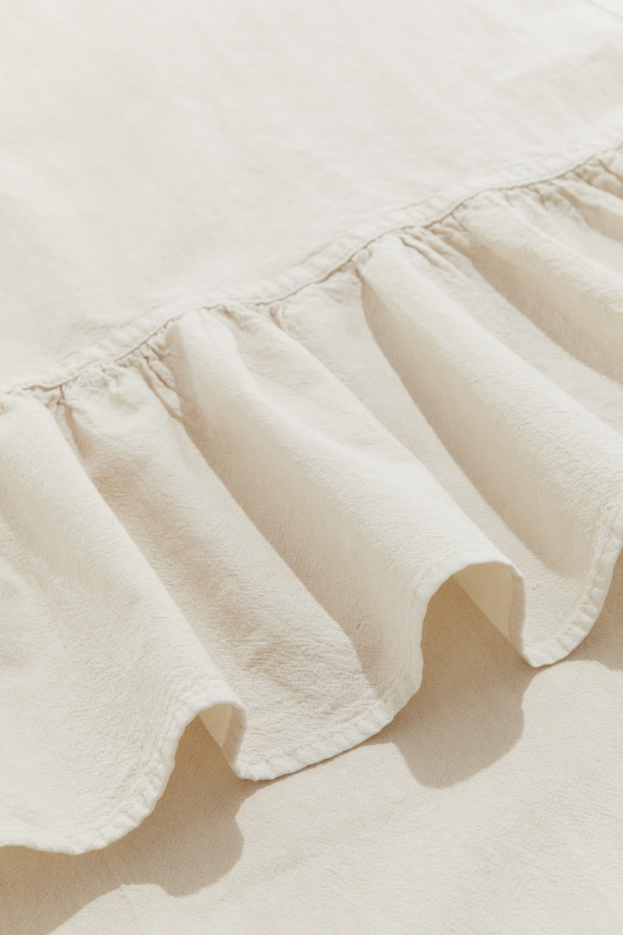 Frill-trimmed table runner | H&M (UK, MY, IN, SG, PH, TW, HK)