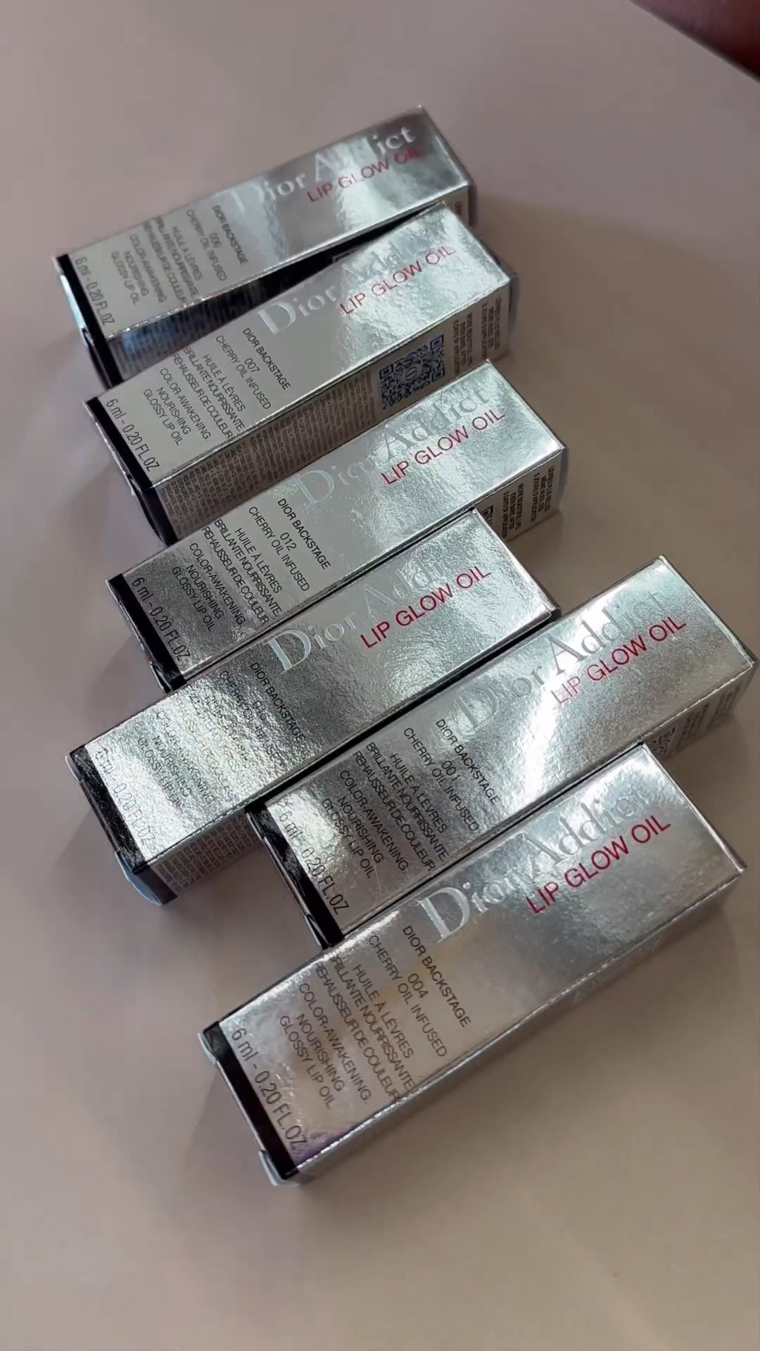 Dior addict lip glow oil 💗🛍️ óleo labial que nutre instantaneamente, protege, suaviza e revitaliza os lábios.

Comprei todas as cores novas por motivos de: EU AMOOOOOOO! Eu usava super a cor 001 Pink, e quando vi que lançou as novas cores, eu precisava ter! São perfeitasssssssss!

#LTKbeauty #LTKbrasil