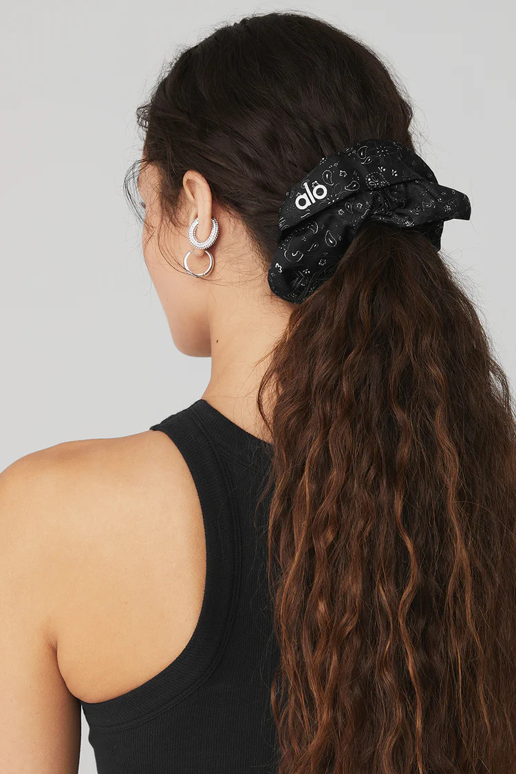 Bandana Oversized Scrunchie | Alo Yoga (US)