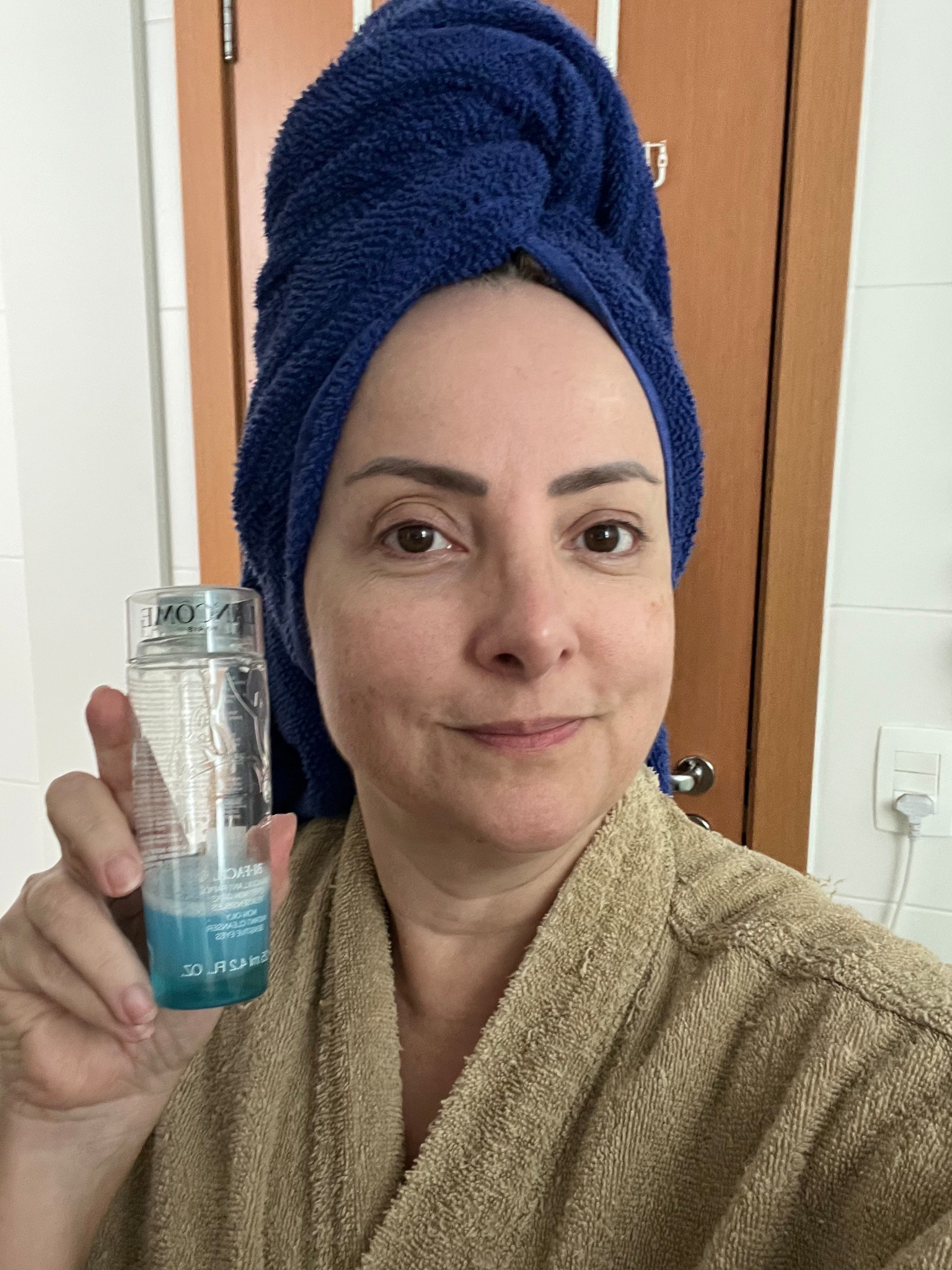 Acho que esse é o produto mais antigo que eu compro. Sou consumidora dependente. Sempre tenho um fechado para nunca faltar. Limpa de forma suave e efetiva até as makes mais resistentes .

#LTKbeleza #LTKbrasil