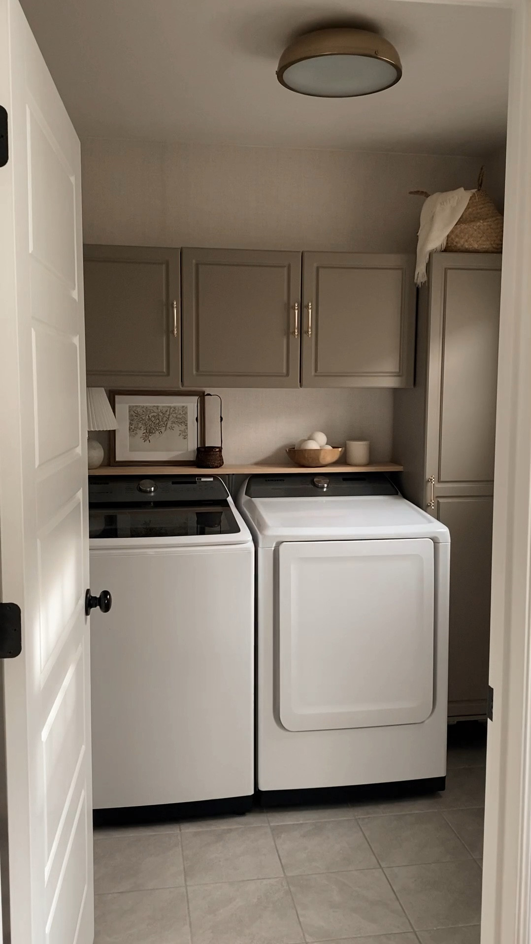 Laundry room escape 🤍





#home #decor #laudryroom #cabinets #frame #lamp #art #neutral #interior #spring #sale #finds #target #amazon #modern #rug