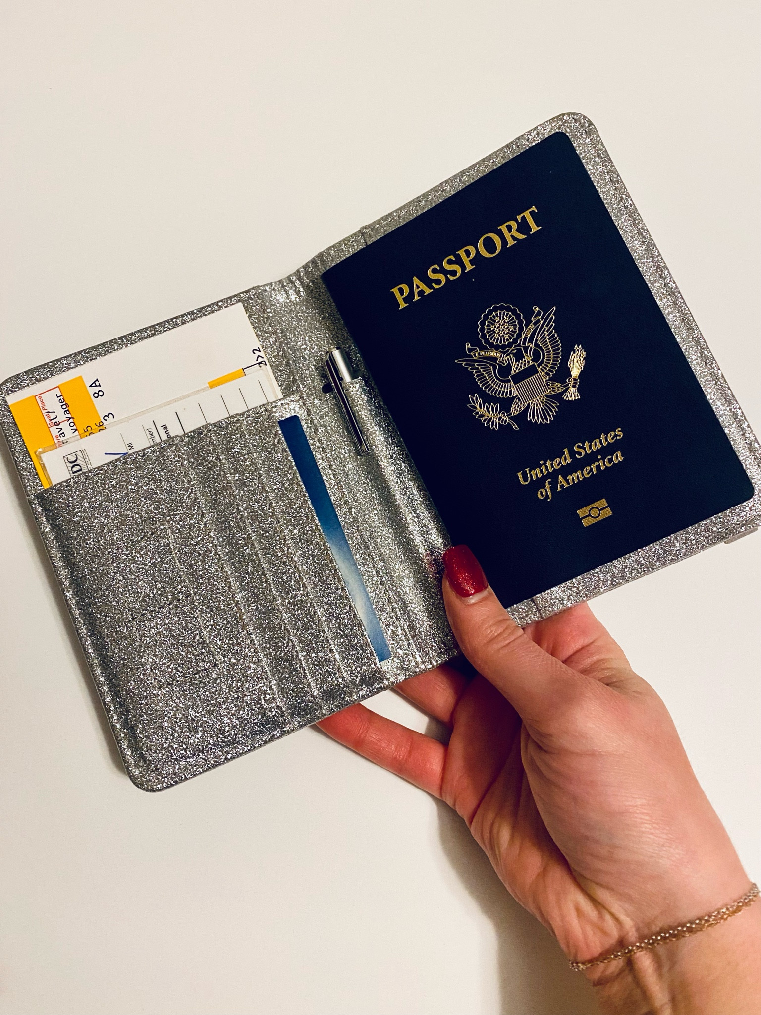 🇺🇸 PASSPORT HOLDER 🇺🇸
- Holds passport, ID/credit cards, money, & more

#LTKunder50 #LTKtravel