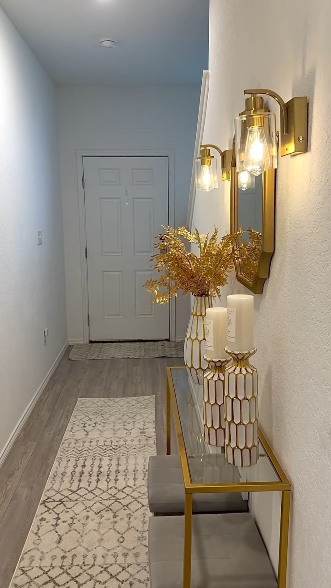 Good morning Friends. White and Gold Entryway Decor 🤍✨.

✨Follow me @everythingjummy for more Home Decor and Ideas✨. 

🤍LIKE 🤍COMMENT 🤍SAVE 🤍SHARE
.
.
.
.
.
.
.
.
.
.
.
.
.
.
.
#everythingjummy #entryway #entrywayinspo #entrywaydecor #whiteandgolddecor