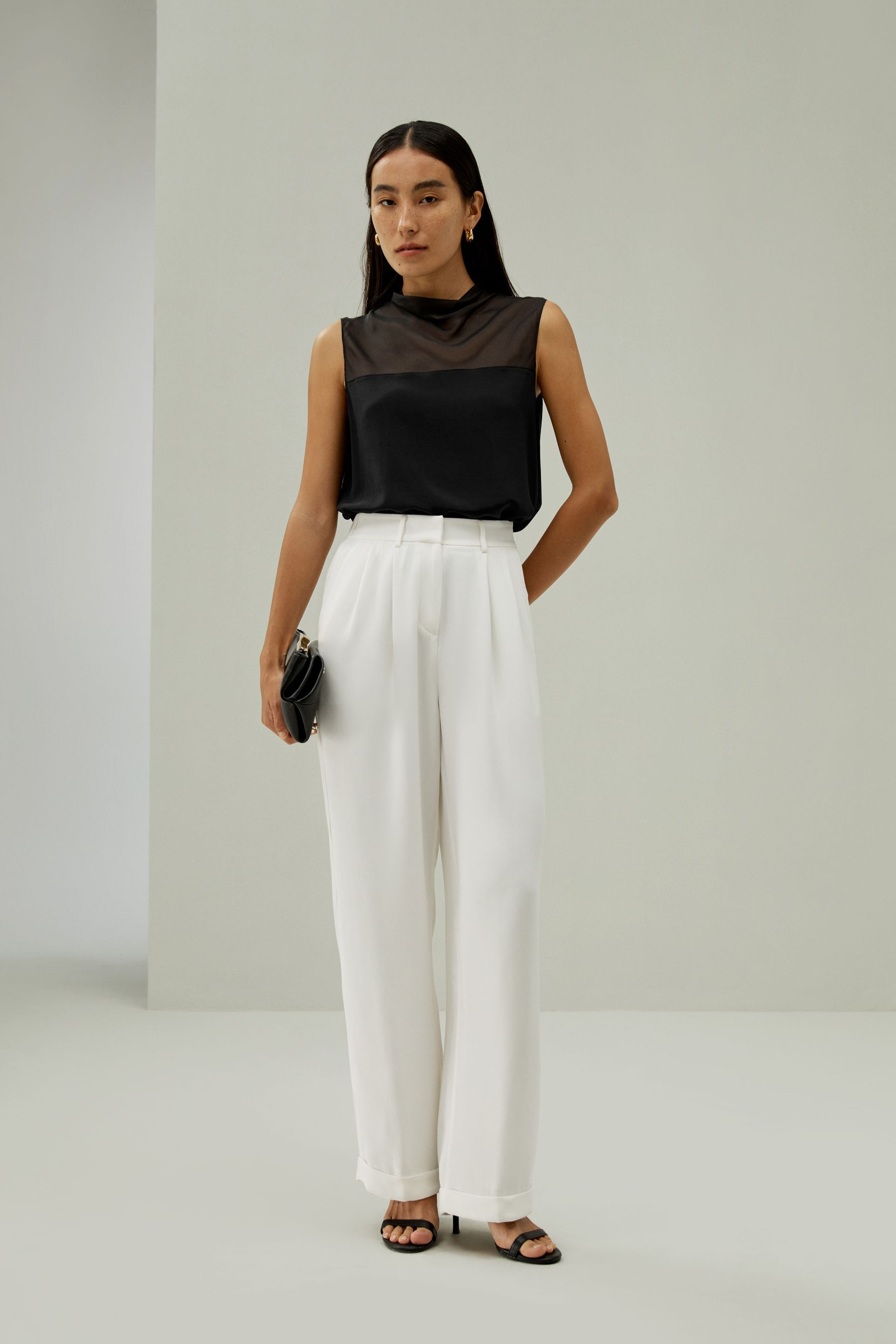 Top slim fit senza maniche a collo alto | LilySilk