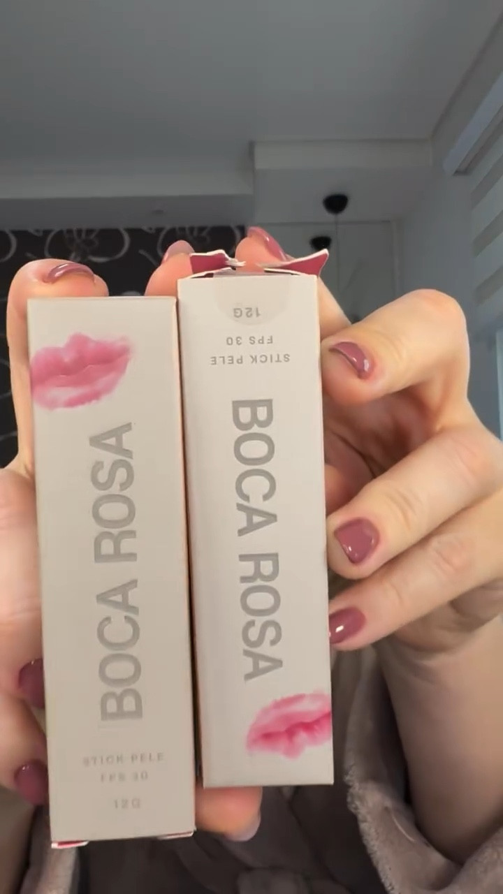 Testei a base Stick da @bocarosabeauty e fiquei surpresa com o resultado! 
A pele ficou super luminosa, com aquele glow bonito sem pesar. Ela espalha fácil, tem cobertura média (na medida!) e quase não transfere. Perfeita pra quem busca praticidade e acabamento natural.
Ah! Comprei na @sephorabrasil e adorei poder testar antes pra escolher meu tom certinho — afinal, são 50 tons disponíveis! 

🌟 Principais pontos:
✔️ Textura cremosa e fácil de aplicar
✔️ Cobertura média com efeito glow
✔️ FPS 30
✔️ Dermatologicamente testada
✔️ Pouca transferência
✔️ Ótimo custo-benefício

Uma base que entrega beleza e praticidade no dia a dia! Já testaram? Me contem o que acharam nos comentários!
.
.
.
#BaseStickBocaRosa #TesteiEAmey #PeleGlow #MaquiagemPrática #BocaRosaBeauty #SephoraBrasil