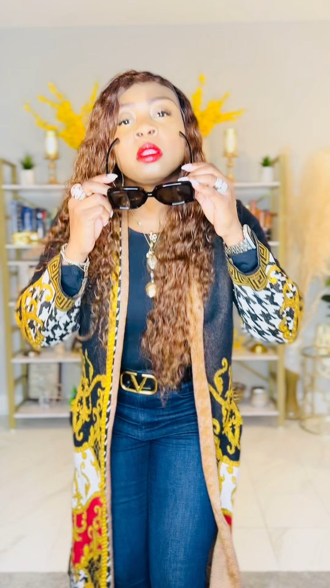 Happy Friday, fam!! You know I’m team effortless so sharing another effortlessly fab Fall outfit✅

Paired a black bodysuit with jeans and a print long cardi. Love playing with prints so had to complete the look with these houndstooth pumps🖤🤍

Of course, added pops of gold and a belt to bring it all together ✨

Tip: Don’t be afraid to play with textures and patterns — Great way to transform everyday jeans looks👊🏾