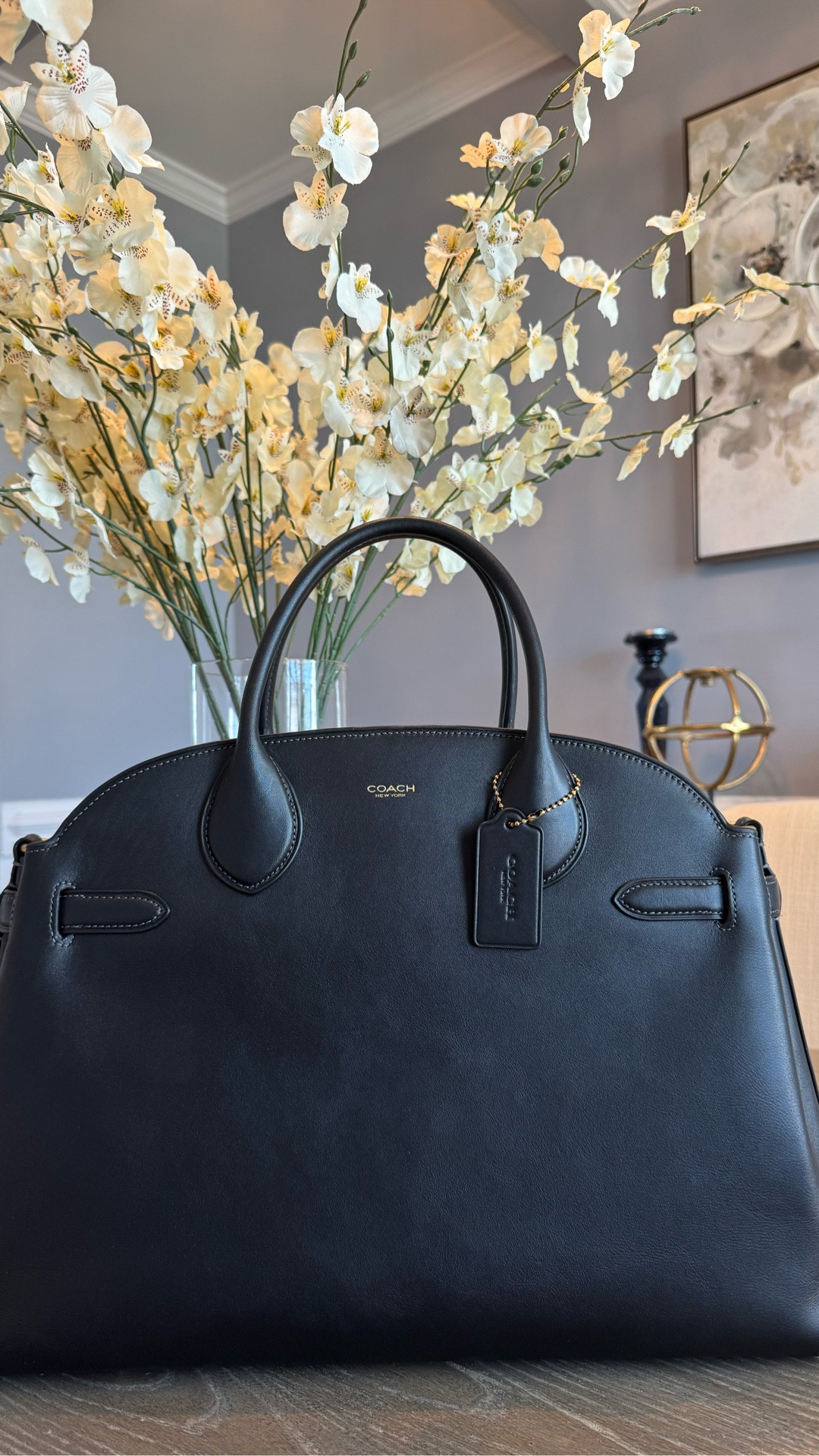 I was so late to the party. The Coach Empire 40 already has me in a chokehold. 

I think I need the 28 😩

#coach #coachempire #coachhandbag #luxuryhandbags #rakeedahscloset