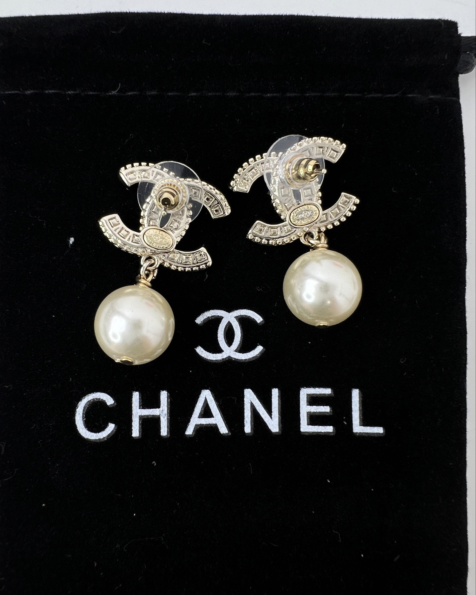 Chanel earring pearl earrings 

#LTKfindsunder50 #LTKworkwear #LTKfitness