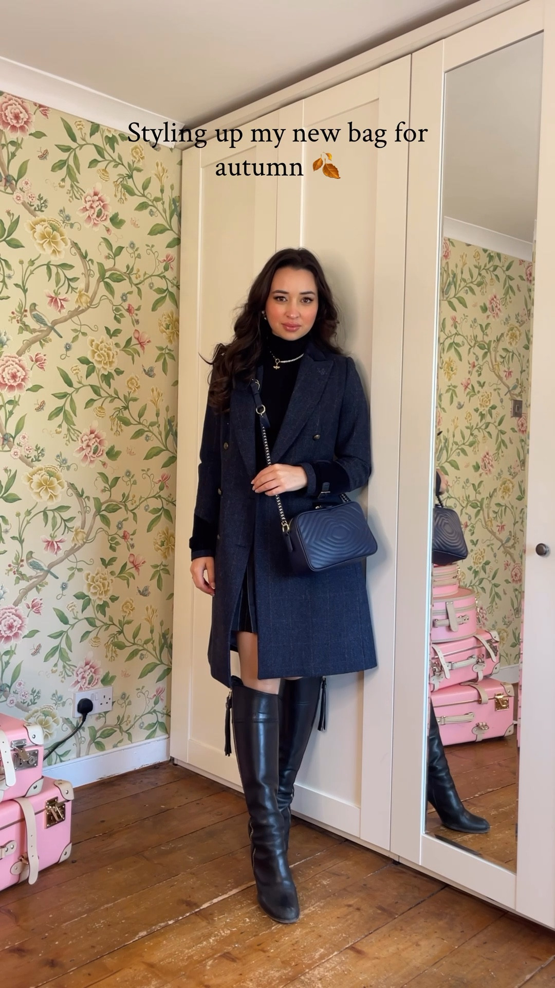 Styling up my new bag for autumn! 🍂 I wanted to evoke a bit of casual elegance that’s still comfy and warm as the temperature drops. Plus navy is always a win. What do you think of the result?

Bag ad pr @lulu_guinness 
Coat ad pr @welligogs.ltd 
Boots @fairfaxandfavor 
Skirt ad pr @hollandcooperclothing 
Jumper @primark
Earrings @billskinner_studio 
Necklace ad pr @thomassabo 

#autumnoutfitinspo #autumnstyleuk #autumnfashion2024 #fallfashionvibes #cosyautumnstyle #navyforthewin #layeredlook #coldweatherstyle #seasonalstyling #ukfashionblogger #ukstyleinspo #ukcontentcreator #britishstyle #countrychic #welligogs #hollandcooperstyle #fairfaxandfavor #luluguinness