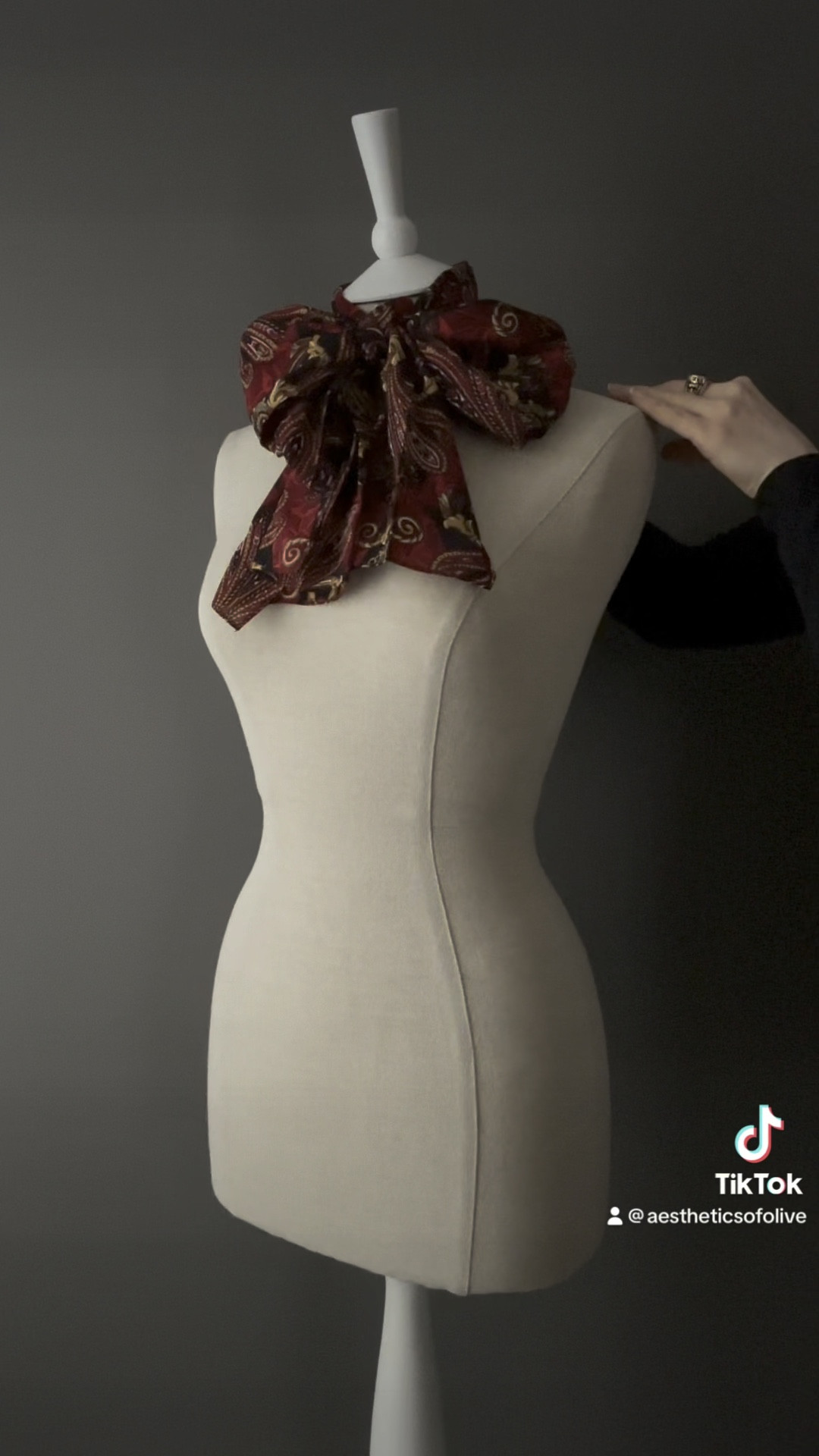 Vintage Red Paisley Scarf 🧣 

#LTKfindsunder50 #LTKtravel #LTKworkwear