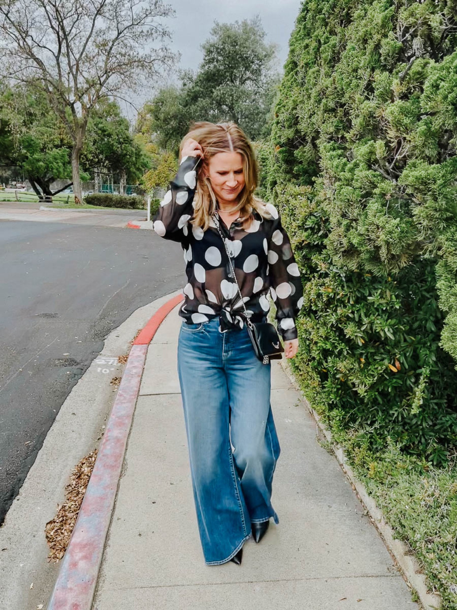 Holy cow!! My favorite wide leg jeans are 70% off, final sale.
Wearing size 27, classic wash.
Comment LINK or see stories for shopping links.
#nililotan #nililotandenim #widelegjeans 

#LTKFind #LTKstyletip #LTKsalealert