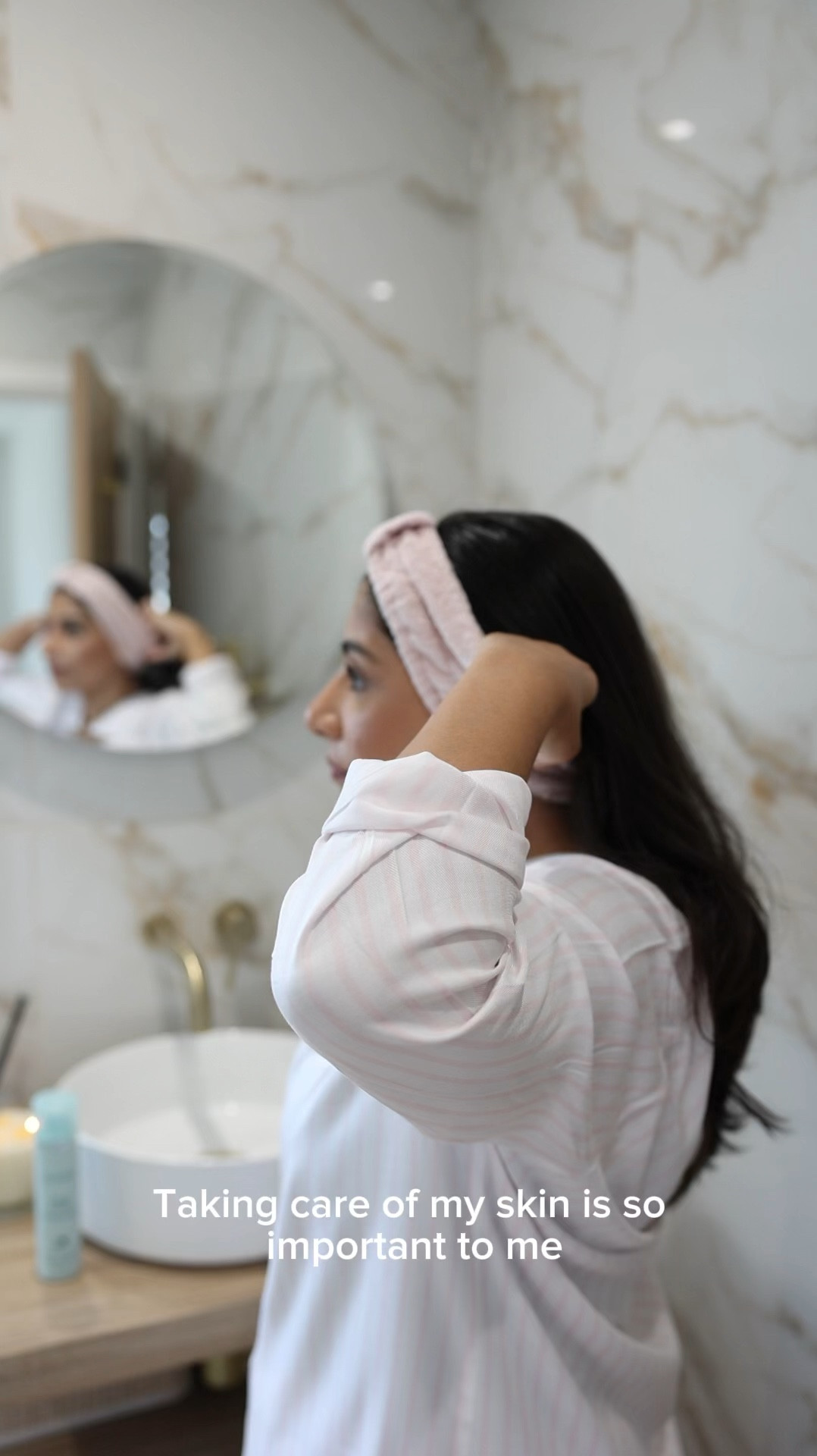 Good cleansing = Radiant skin!

The @LizEarleBeautyco Cleanse & Polish Hot Cloth Cleanser is like a facial at home with scents of eucalyptus.

The best part is that it removes makeup including stubborn mascara. Leaving my skin instantly radiant, hydrated and smooth! It contains naturally active ingredients such as soothing chamomile, nourishing cocoa butter and antioxidant-rich rosemary.

The award-winning 3-in-1 cleanser is also suitable for sensitive skin which is great for me I have blemish-prone skin. This is scientifically proven* to boost the skin's hydration after just one cleanse. *Instrumental testing 

#cleanseandpolish #lizearlebeautyco

#LTKbeauty #LTKxBoots #LTKuk