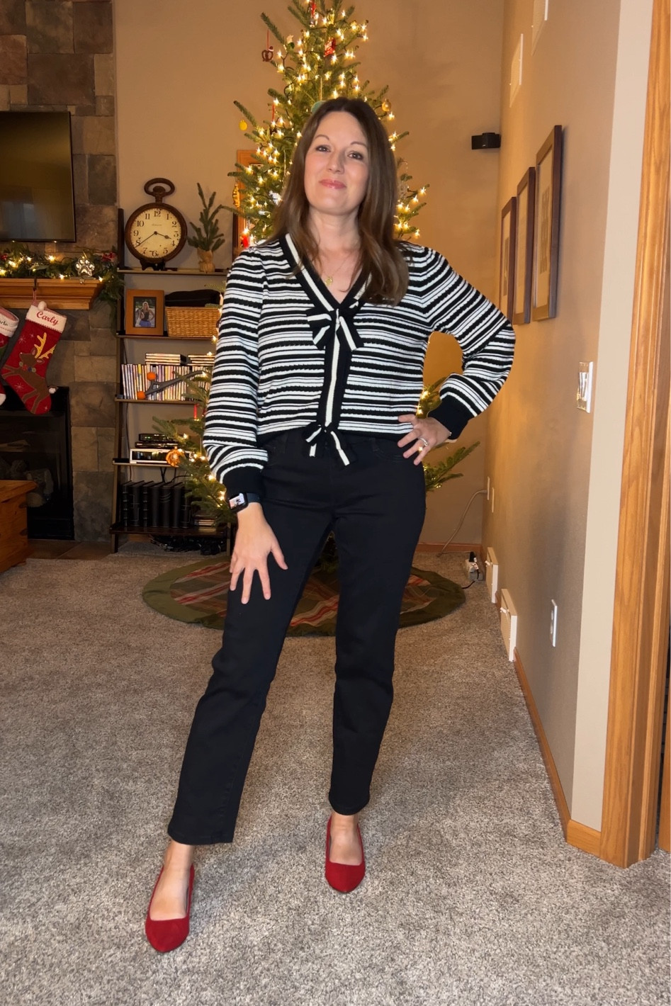 I’m doing 25 outfits in 25 days as we countdown to Christmas!

This is look #5!! 21 days until Christmas! 

Top- tts, in size S
Pants  - mine are sold out, 🔗 to similar styles
Shoes - tts 







#LTKHoliday #LTKOver40 #LTKSeasonal