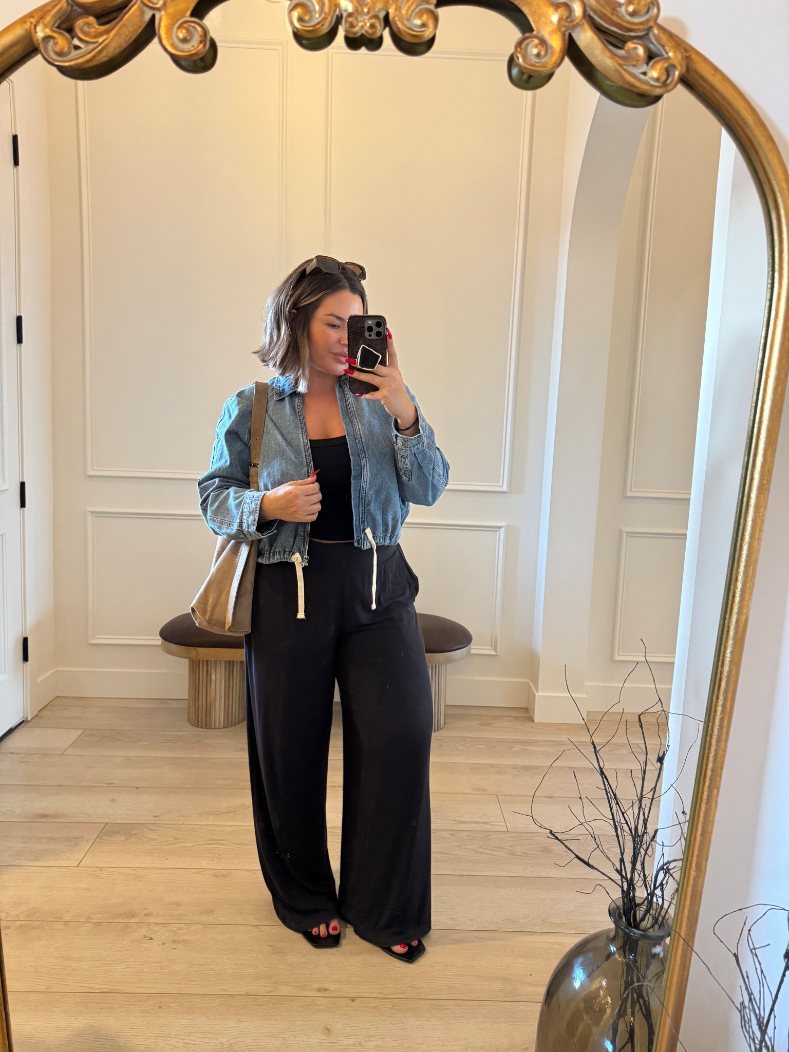 The boys are watching the game so I’m headed to do what I do best lol - home goods & tj maxx 😜 

Wearing these pants in a L ( they are soooo good ) great long length too for the tall girls. 

Tank L 
Jacket L 
Bag is old from old navy 