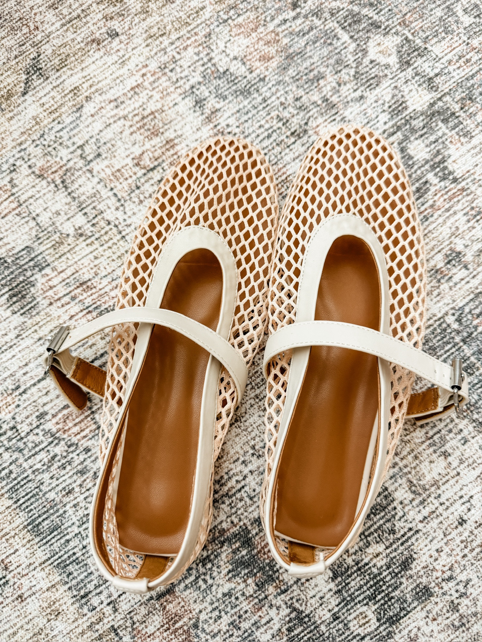 These mesh ballet flats from Amazon have been on repeat for me!

Loverly Grey, fall shoes, mesh ballet flats, ballet flats, neutral shoes, mesh shoes

#LTKSeasonal #LTKShoeCrush #LTKStyleTip