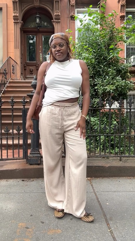 decided to match the Brooklyn brownstones today🤎✨ btw this thrifted bag from @ltrainvintage and I go together now #ootd