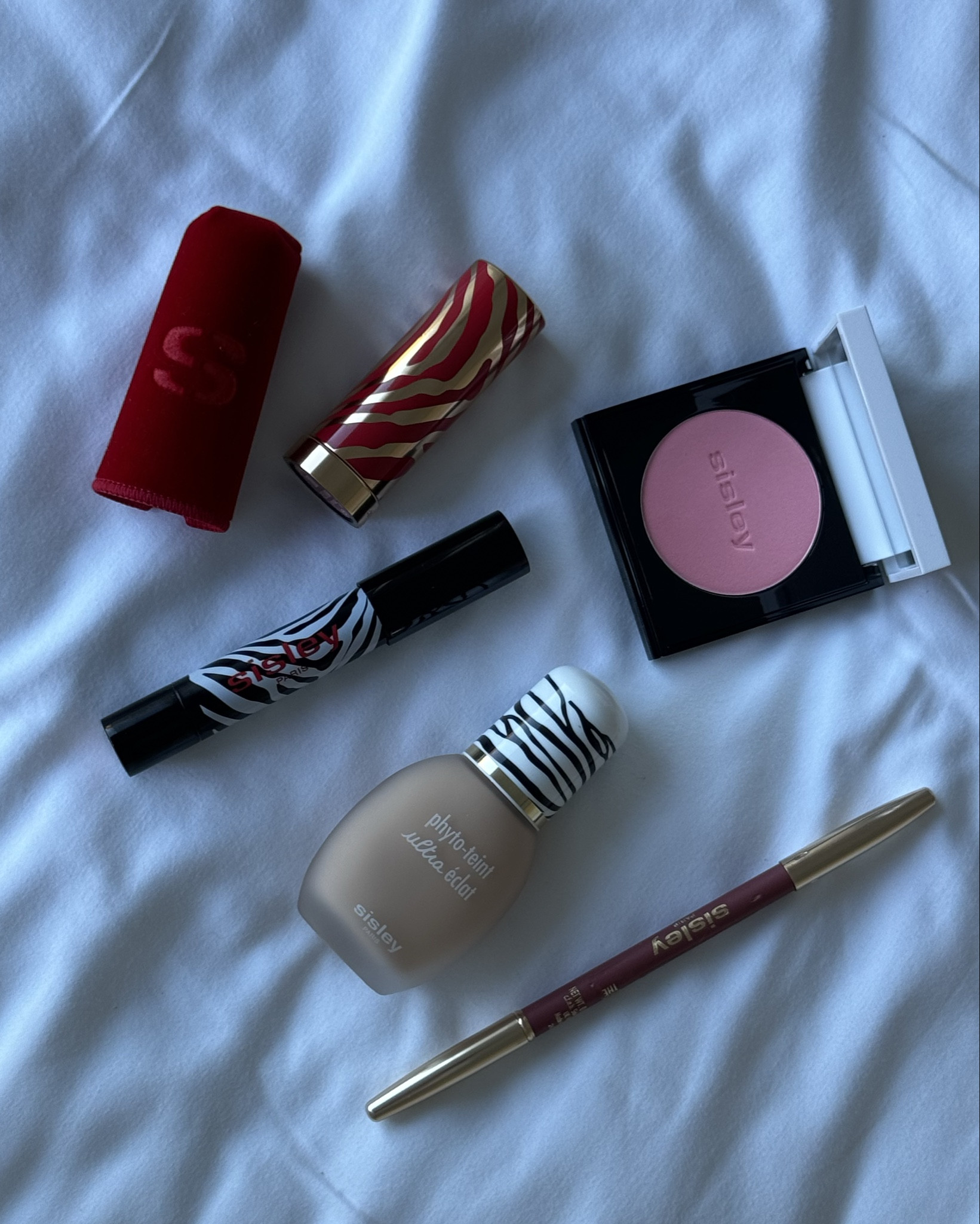 My favorite Sisley makeup - day by day 
A base é perfeitaaaa, os produtos tratam nossa pele, impossivel nao se sentir linda maquiada com os produtos da marca. Sou fã! 

#LTKbeauty #LTKbrasil