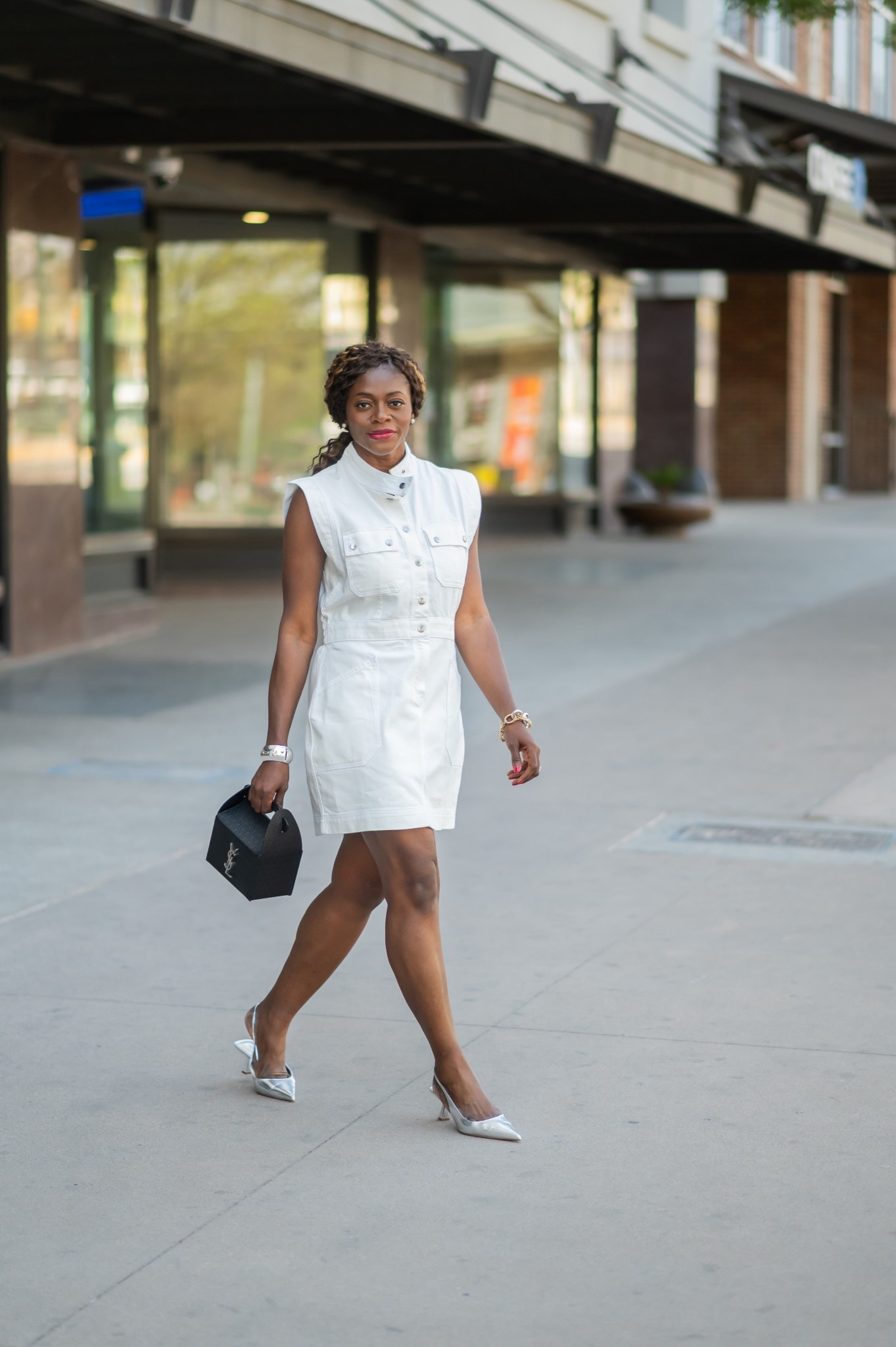 White denim dress simple outfit inspo!

Love denim dresses whether it’s white denim, black, the different shades of blue, I’ll look at it. Outfit linked via bio link.