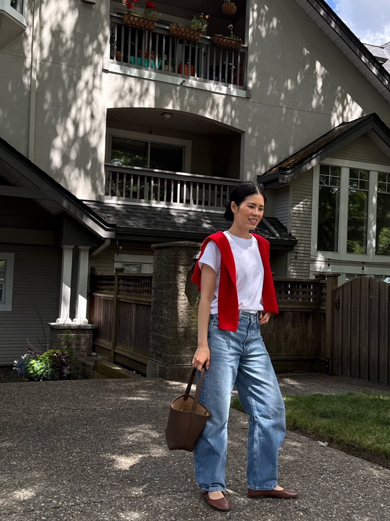 Leset tee: in a xs here
Citizens of Humanity jeans: sized down one size
Everlane flats: tts
The row tote.

#LTKcanada #LTKsummer #LTKjeans
