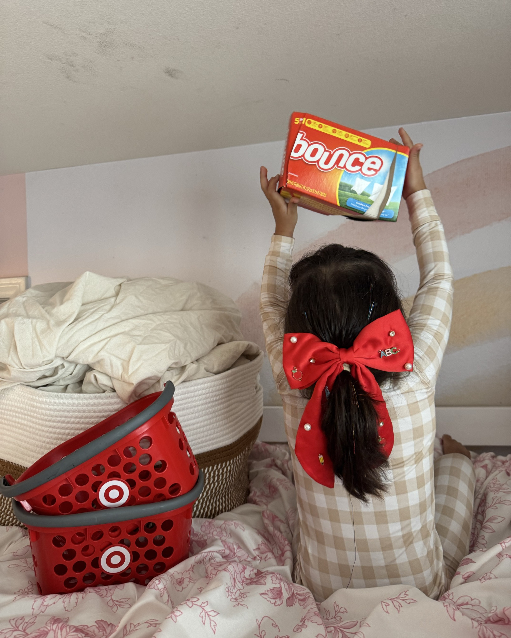 #ad Running a house full of girls means staying one step ahead.
One of my easiest dad wins? Starting the laundry early with Bounce dryer sheets. They help soften clothes, fight static, reduce wrinkles, and keep everything smelling fresh.
Apparently clean laundry makes my wife celebrate like | just won the Super Bowl... so I'll take that win.

Shop the Bounce sheets I use here.
#TargetPartner #Target #targetstyle #bounce #laundry @Target 

#LTKHome