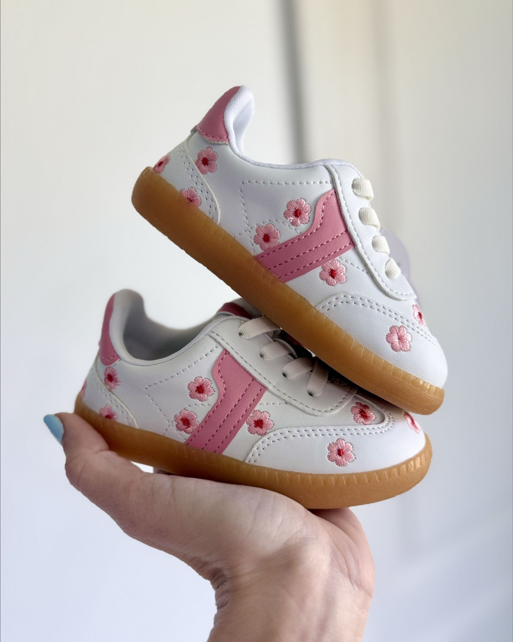 Little girls’ Summer shoe haul 😍✨ the cutest sneaker finds for little girls as the weather heats up ☀️
-
#walmart #walmartfind #walmartmom #girlfashion #girlstyle #springclothing #kidsfashion #kidstyle #girlmom #toddlergirlfashion #toddlergirlstyle #girlsshoes #kidsshoes #princess #disney #disneyprincess #disneyprincesses