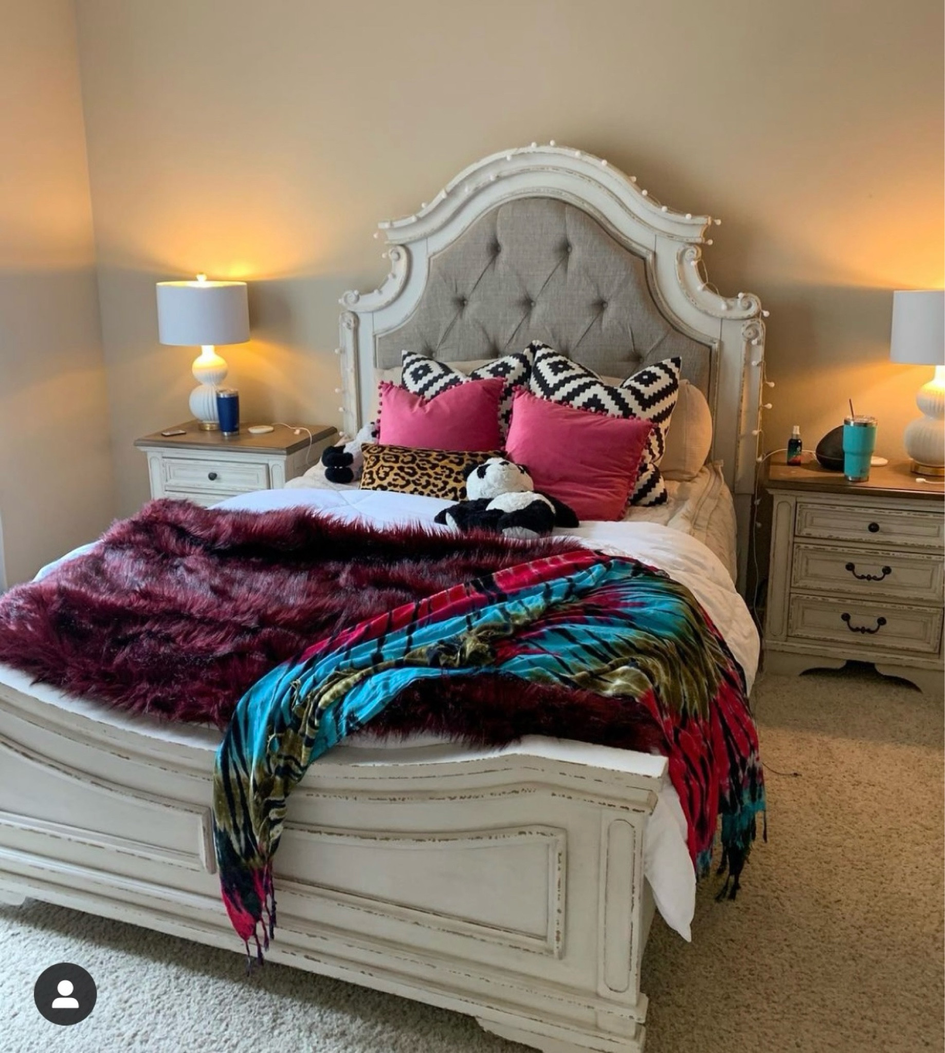 my girly bedroom is coming together  💕