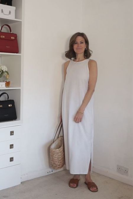 A dress where you can hide everything even the kitchen sink #whitedress #iver59style