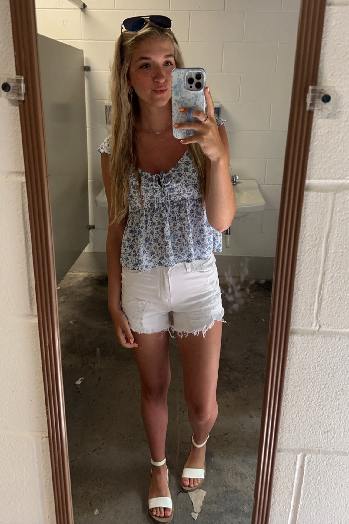 Summer outfit! 💙🤍
#hollister #pinklily #quayaustralia #kendrascott #amazon #loopyphonecase #beachwaverhair

#LTKStyleTip #LTKBeauty #LTKSeasonal