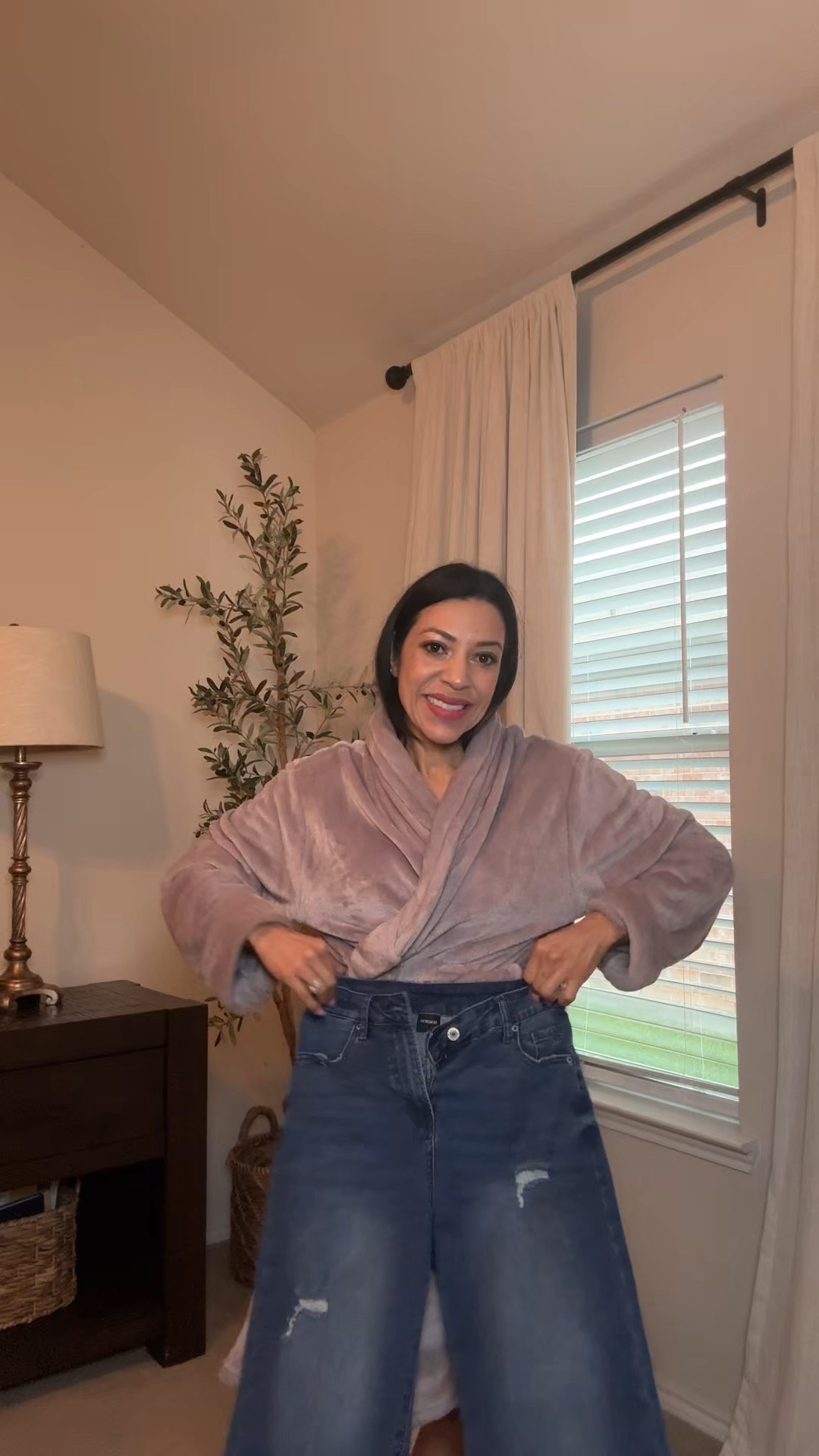 Today I’m wearing these cute high-waisted white wide-leg jeans I found on Amazon, paired with a trendy lace top. I layered it with a soft cashmere sweater and finished the look with super comfortable yet stylish ankle boots. To complete it, I added simple and chic pearl hoop earrings 🤍

#LTKootd #LTKvlog #LTKgrwm