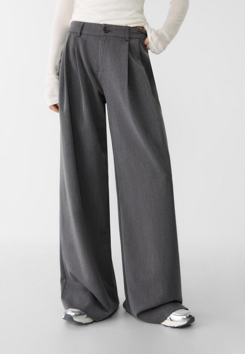 Wide leg smart trousers with darts+ Info dropdown£29.99ColourSizeHELP WITH SIZINGNot sure which ... | Stradivarius (UK)